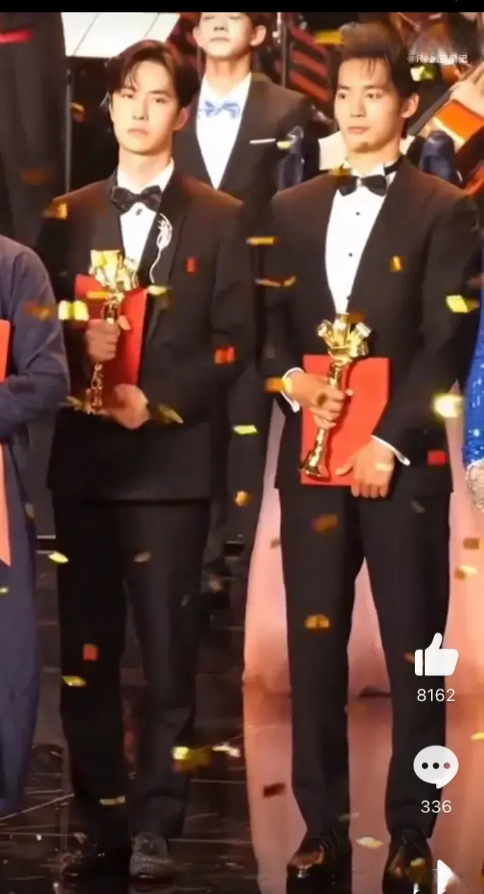 于适和王一博还一起同框领奖过,红气养人真的没说错,那时候的于适看