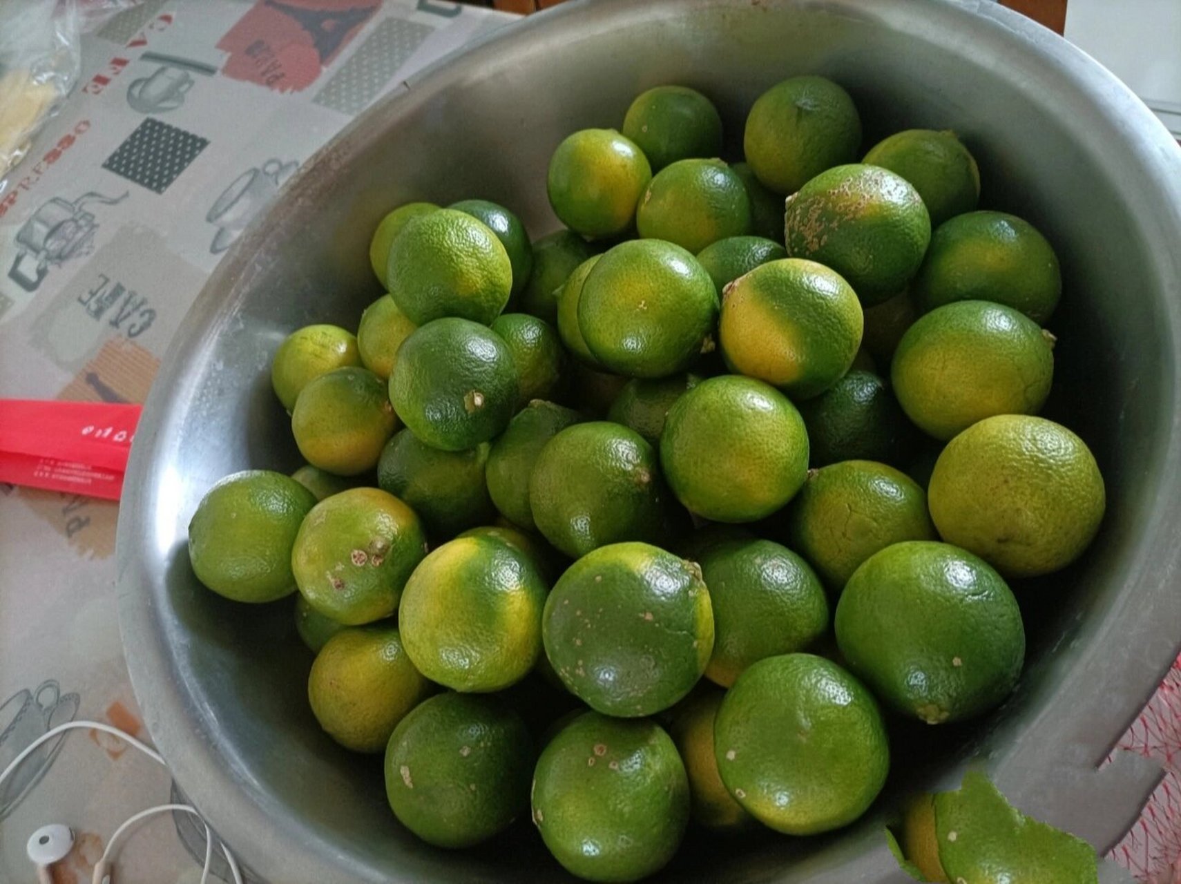 咸柠檬 买了广西的土柠檬,当地人叫它南檬土柠檬比普通柠檬圆而非椭圆