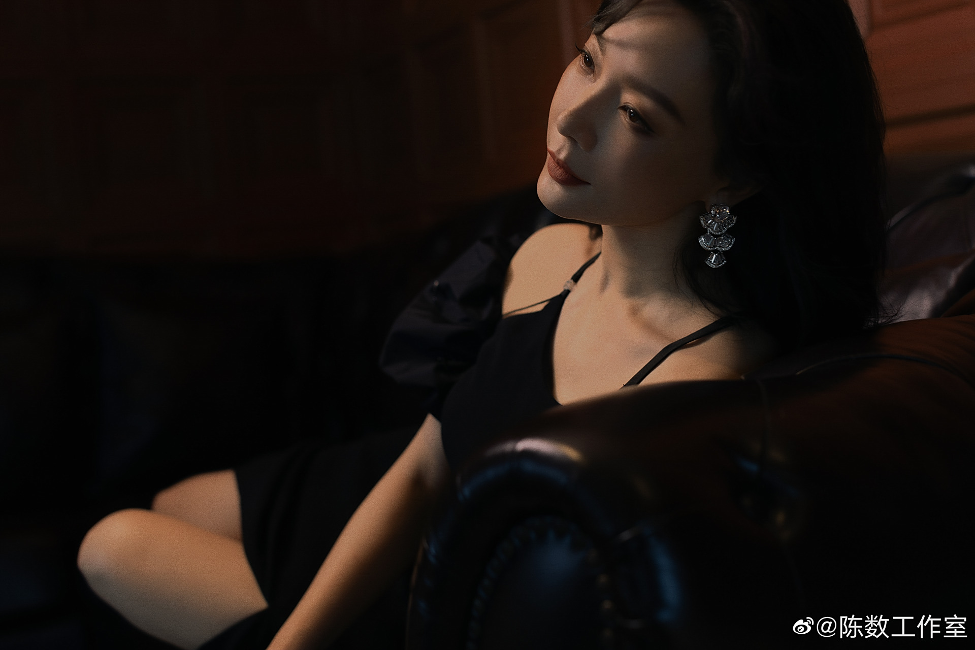 陈数 盈盈伫立,袅袅婷婷,黑裙如墨,顾盼生姿.@陈数