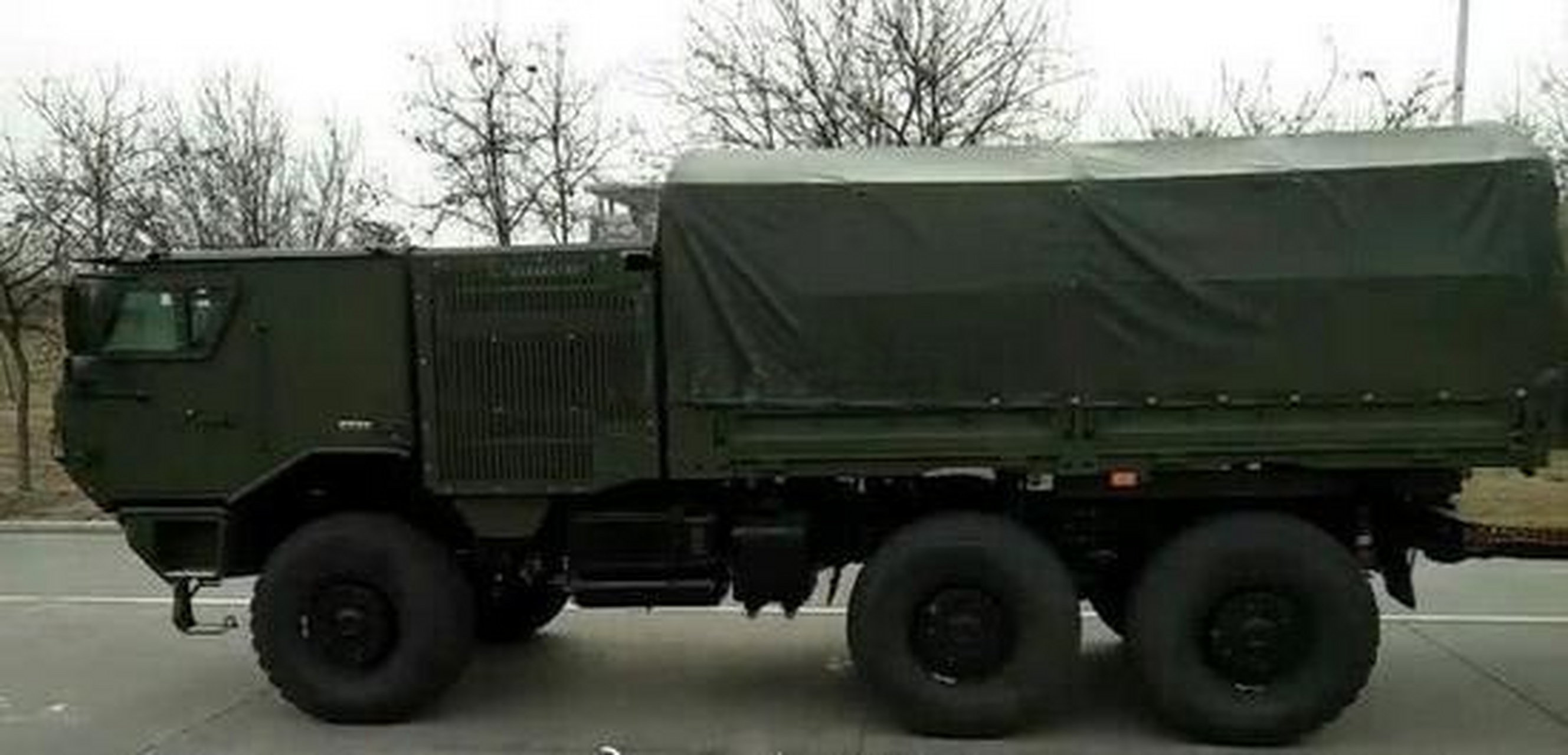 目前抗洪救灾使用了陕汽6x6高机动性卡车,这个车系除了6x6还有8x8,最