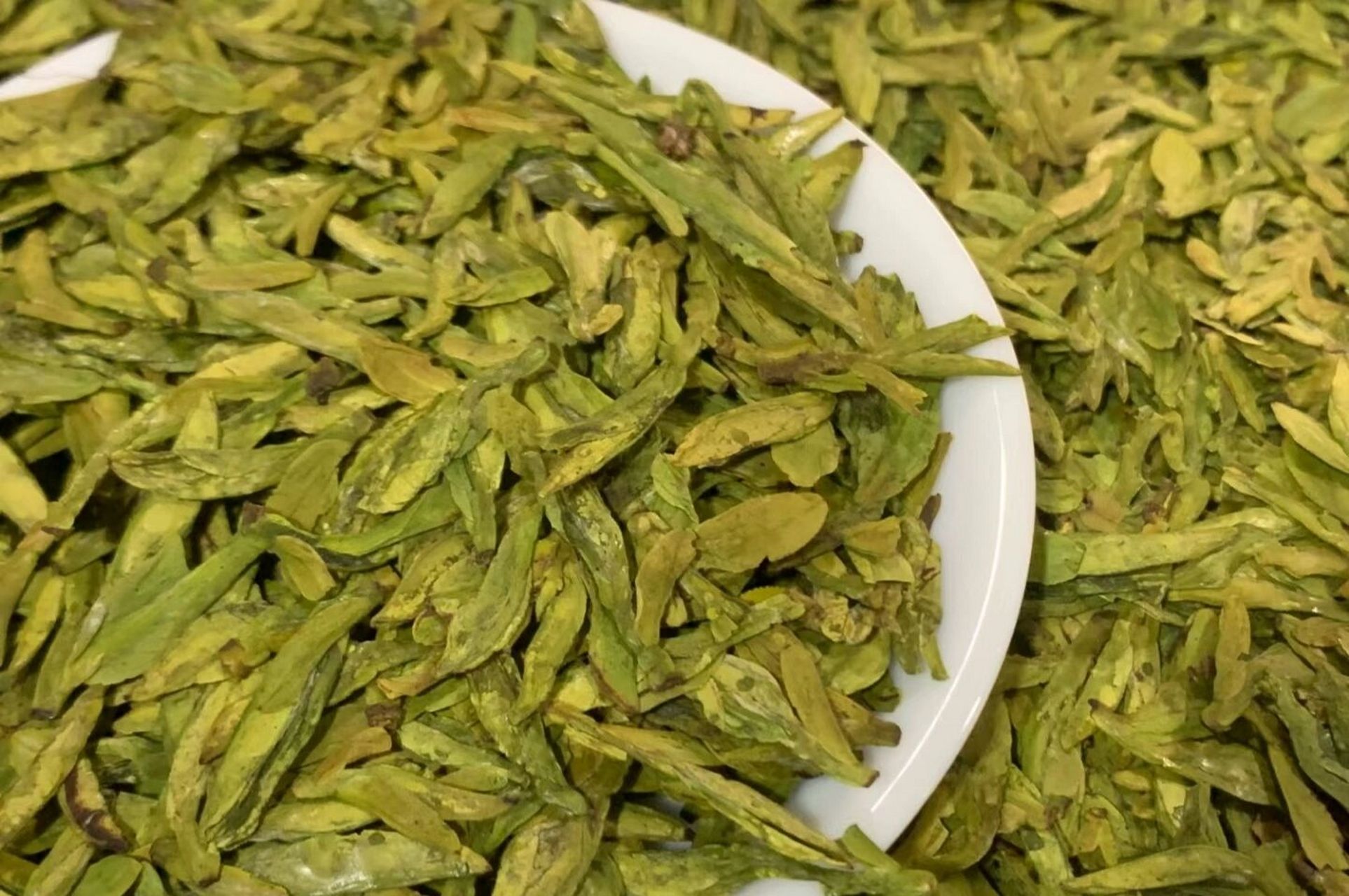 每天学一点茶知识|大佛龙井    大佛龙井,产于浙江省新昌县,创制于20