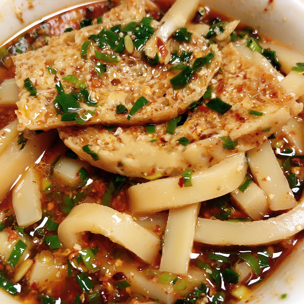 青海格尔木的酿皮原来这么好吃 从小生长在青海格尔木的尕娃娃,离乡