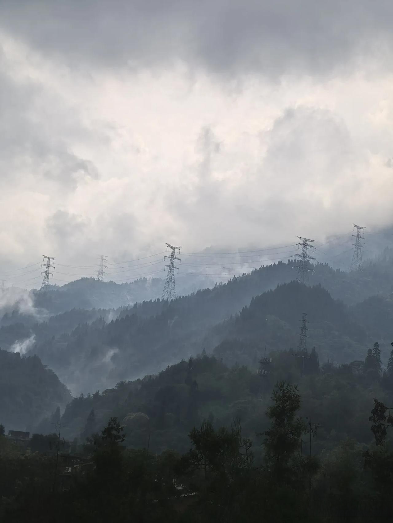 天空阴云密布,唯独天边很亮.民间谚语说:"有雨天边亮,无雨顶上光.