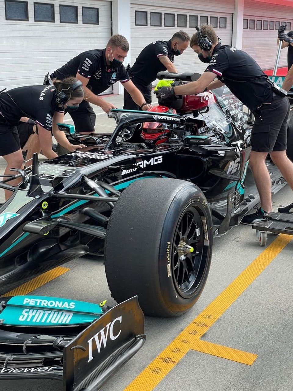 f1# 乔治·拉塞尔正在为梅赛德斯车队测试2022赛季18英寸轮胎