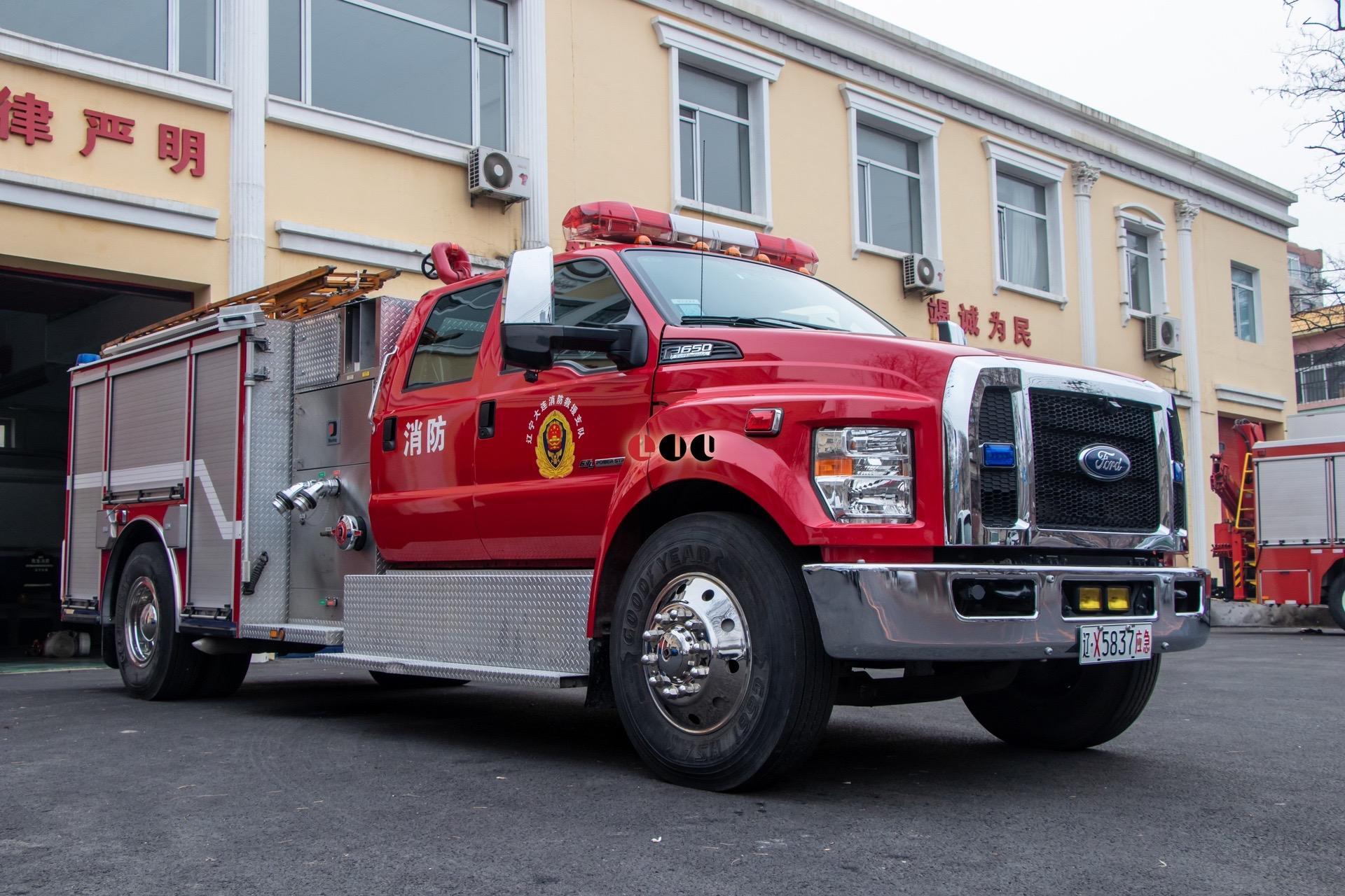 镀铬件的诱惑,使用福特f650底盘的大力雪龙泡沫消防车