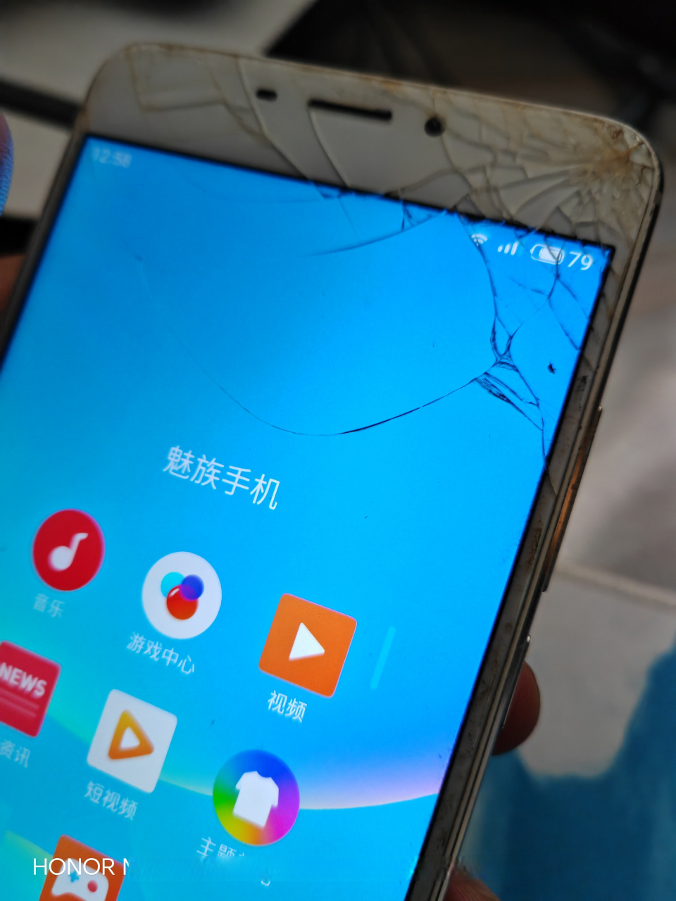 以前的手机带个壳主要是保护这个屏幕不被摔坏,但现在的屏幕技术提升