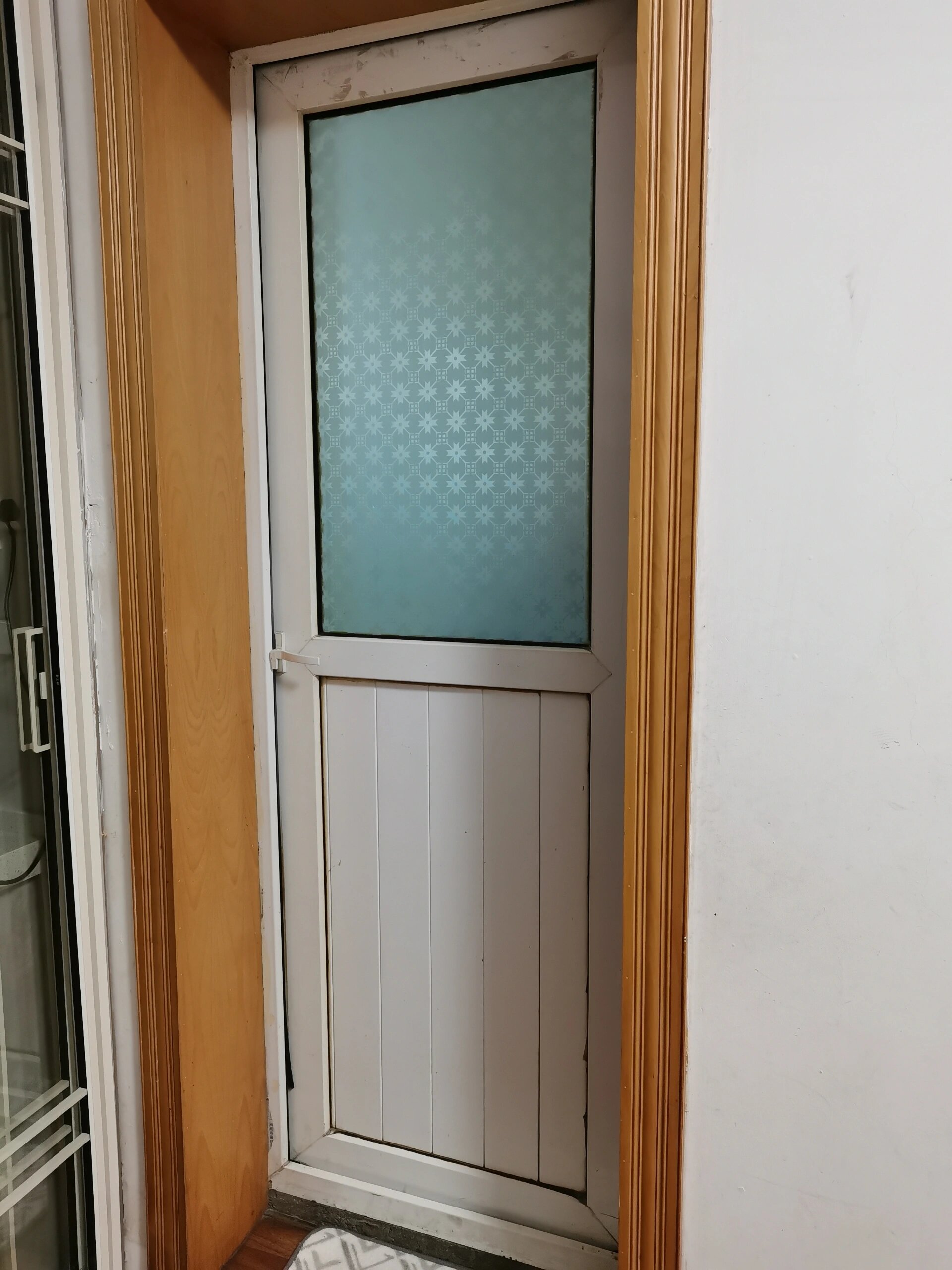 老式塑钢门下沉问题解决方案 很多老式楼房安装的是这种塑钢门,这种门