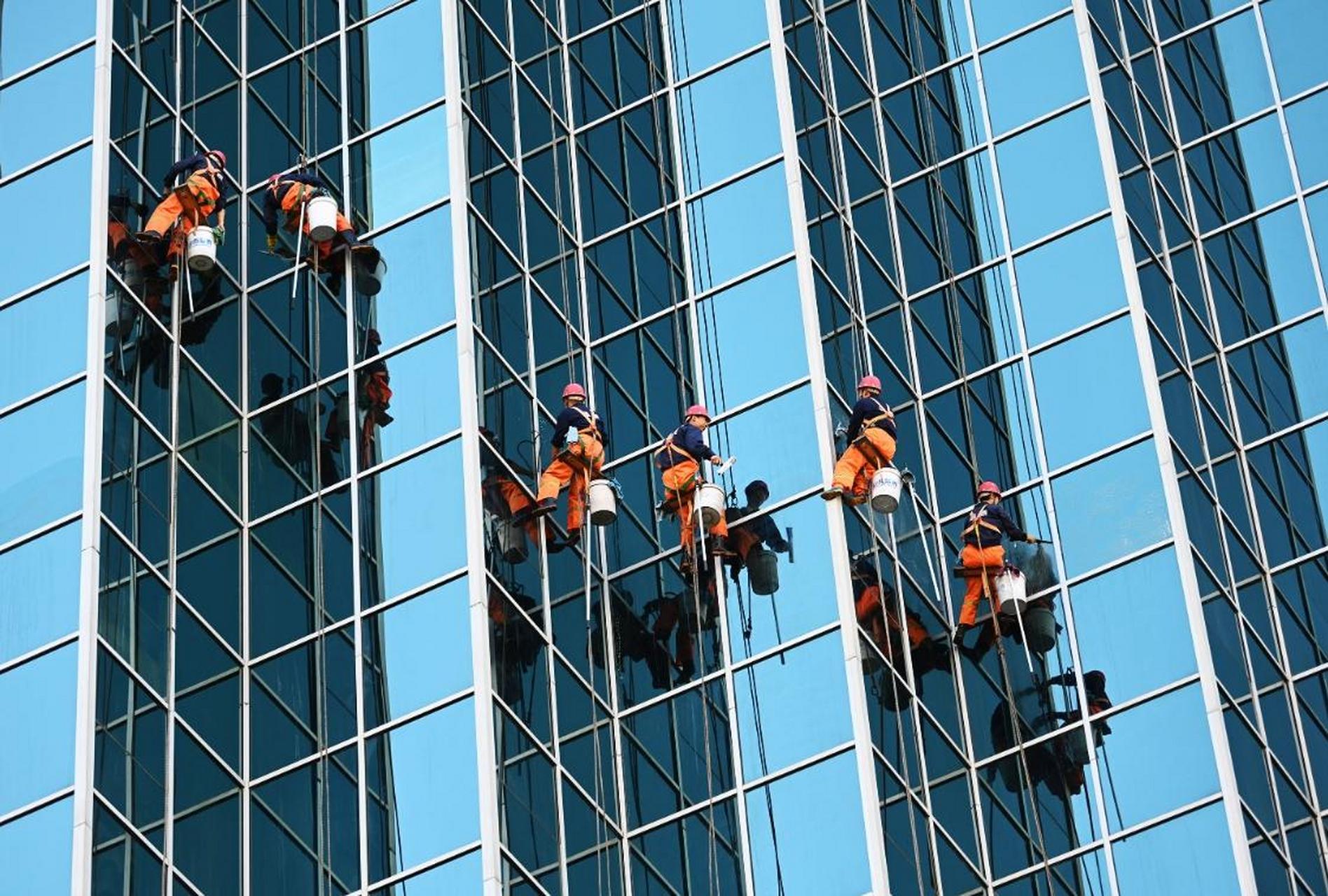 太原头条太原【都市"蜘蛛人"】  10月14日,太原几名高空清洁工人正在
