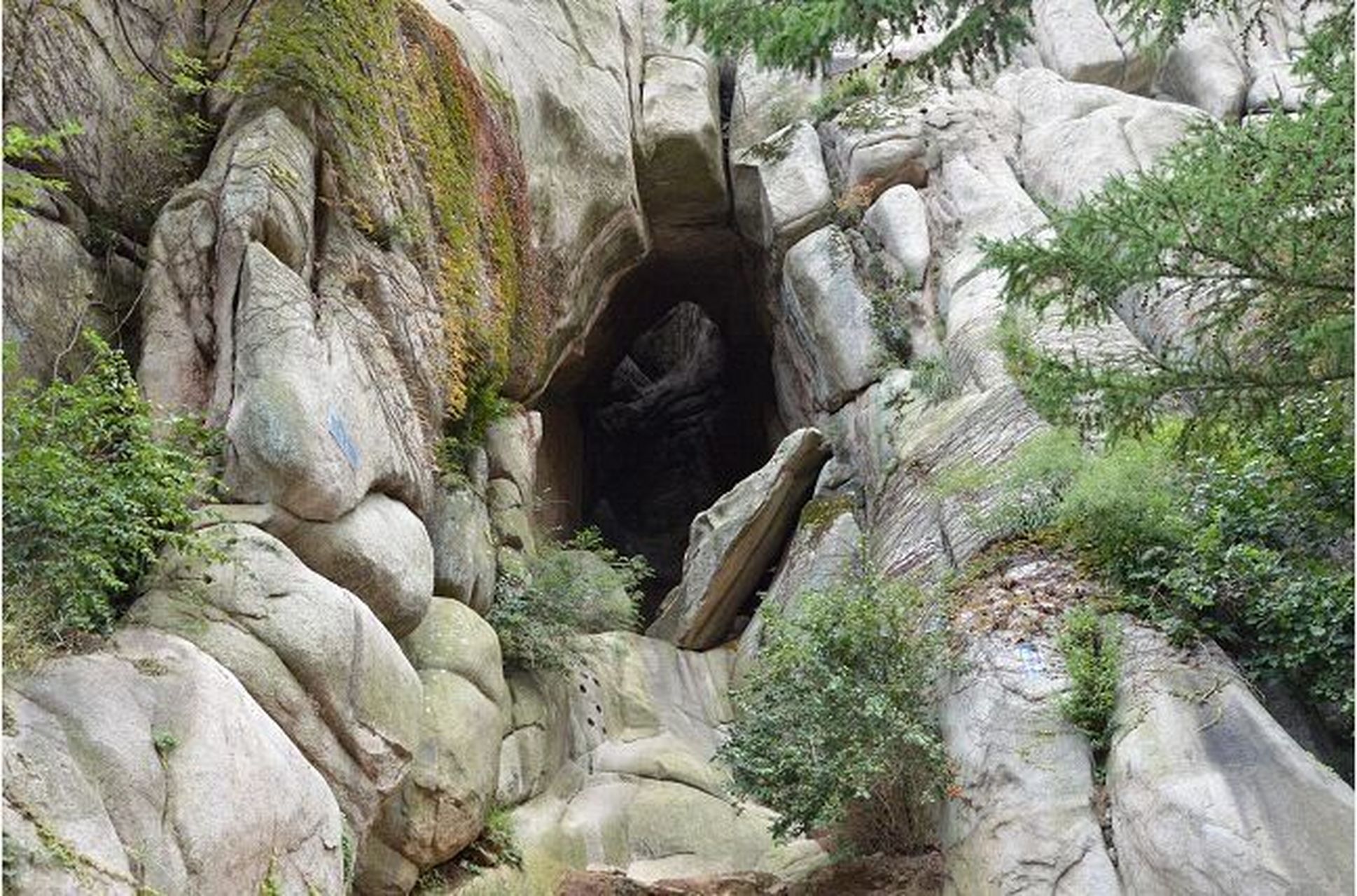 那罗延窟 那罗延窟位于那罗延山的北坡,是一处天然的花岗岩石洞,四面