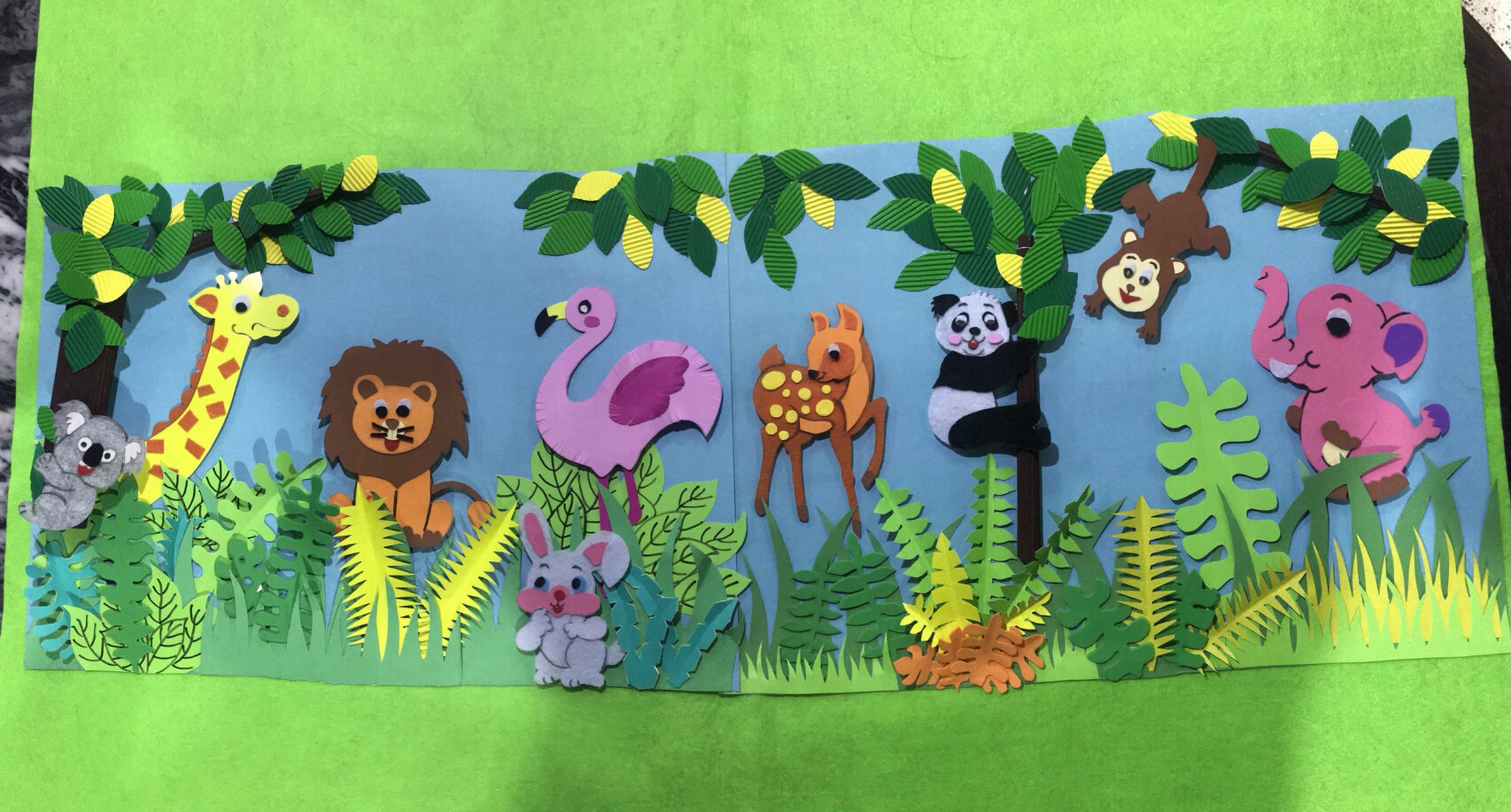 幼儿园大幅手工原创作品《森林里》 森林里的动物集合题材是很多幼儿