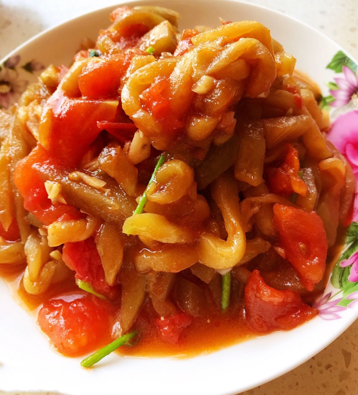 西红柿烩茄丝~茄丝柔软中带着筋道,咸鲜美味 99食材:圆茄子,西红柿