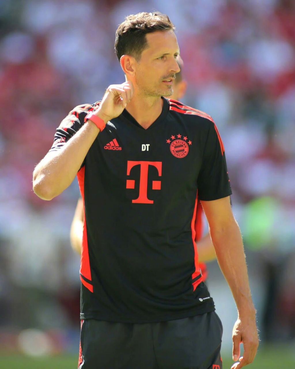 我们在此宣布:托普穆勒将离开拜仁慕尼黑,成为法兰克福的新任主教练.