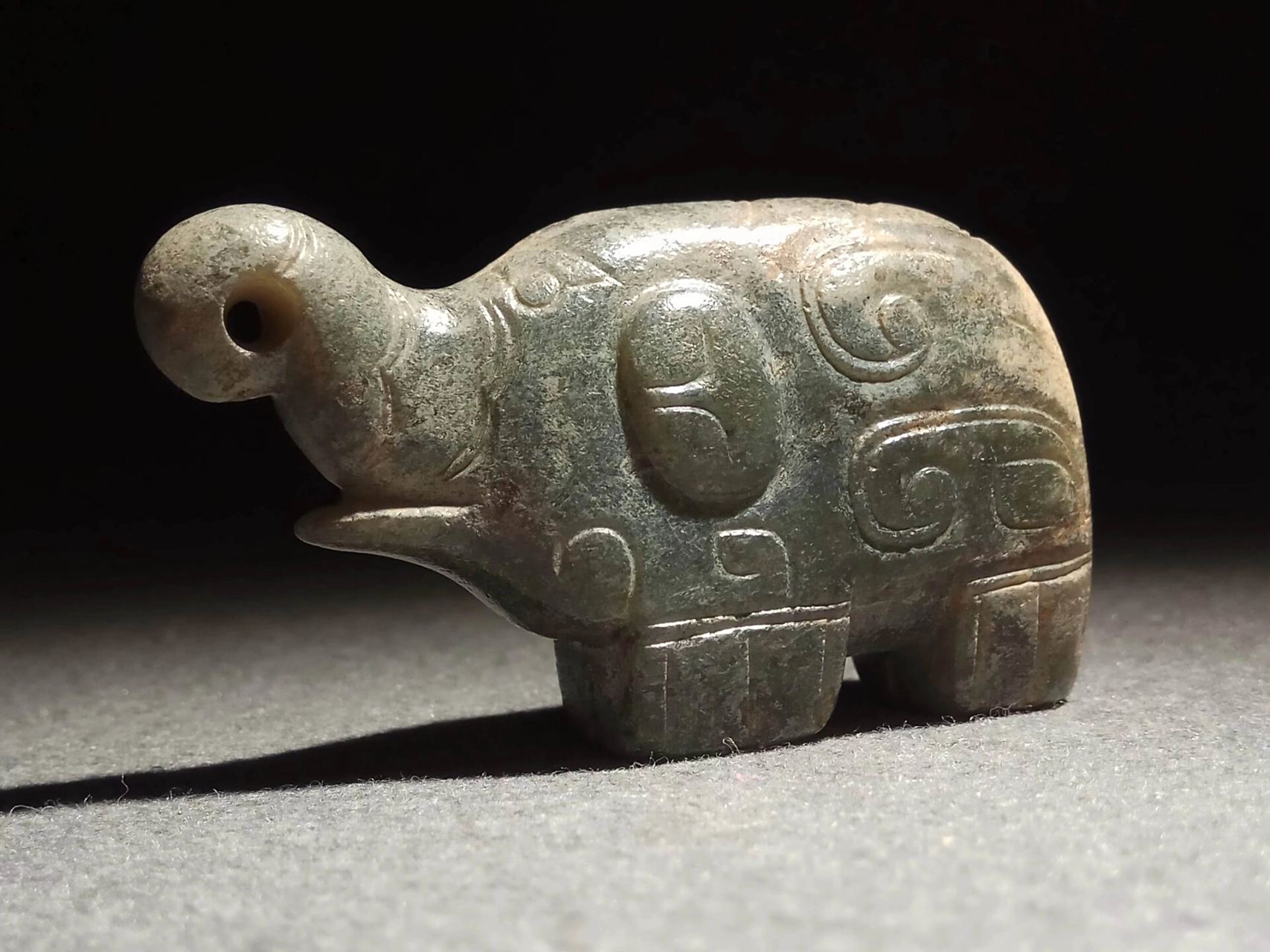 高古玉老玉 商周时期玉器 西周 圆雕玉象 和田玉02 玉象 象呈站立姿