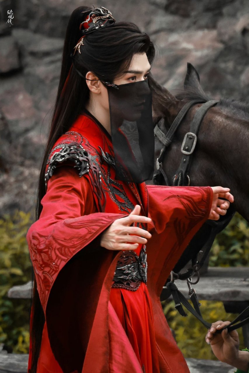 龚俊红衣黑面纱#龚俊《暗河传》新路透来啦,红衣黑面纱造型,好帅的少