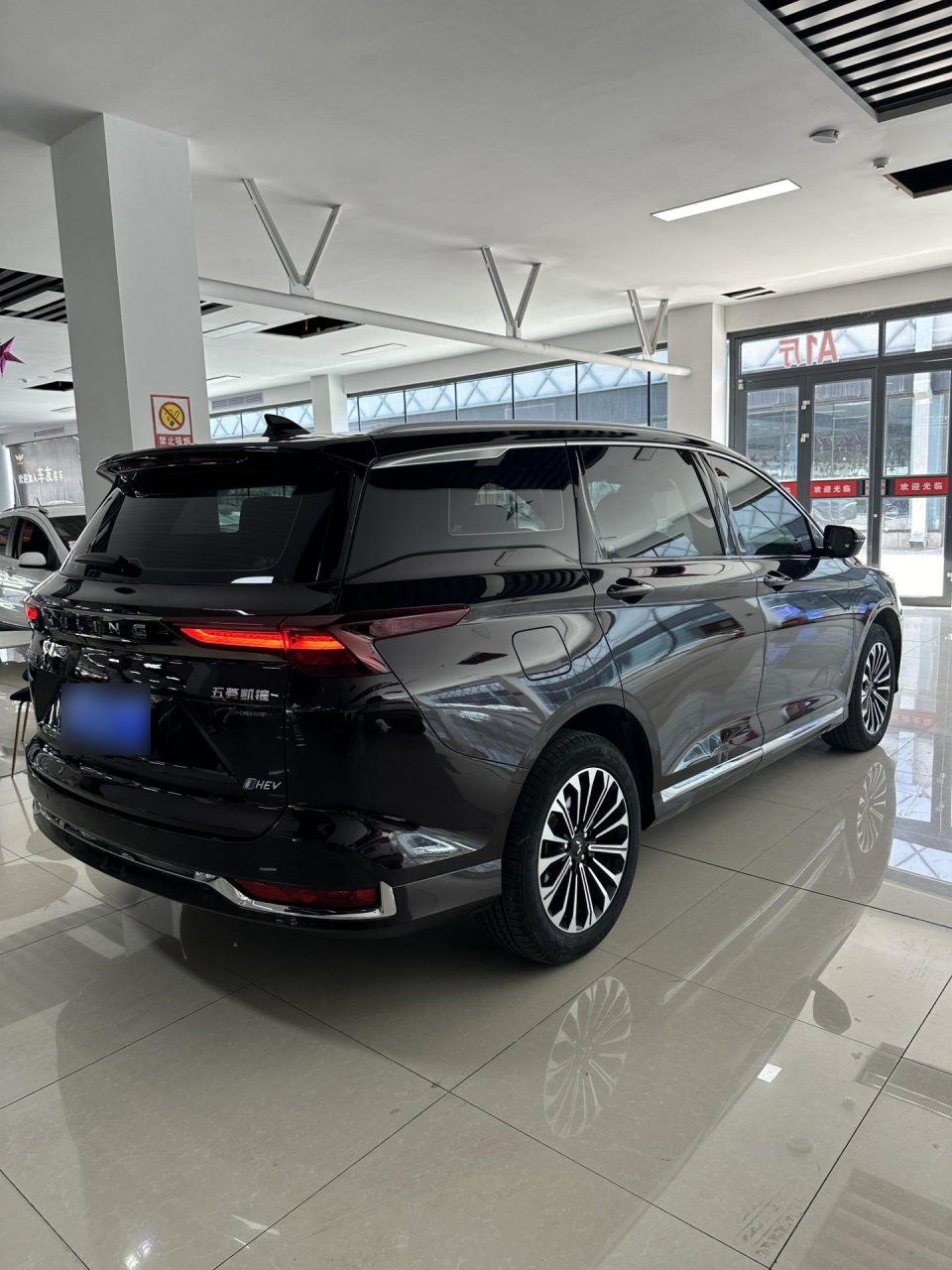 0排量,6人座商务车,安全行驶20000公里,国六排放标准,自动奢享型,新车