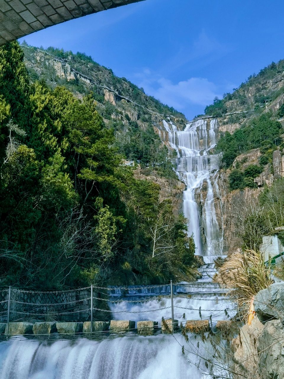 位于浙江省临海市天台山脉的天台山大瀑布,是国家aaaa级旅游景区