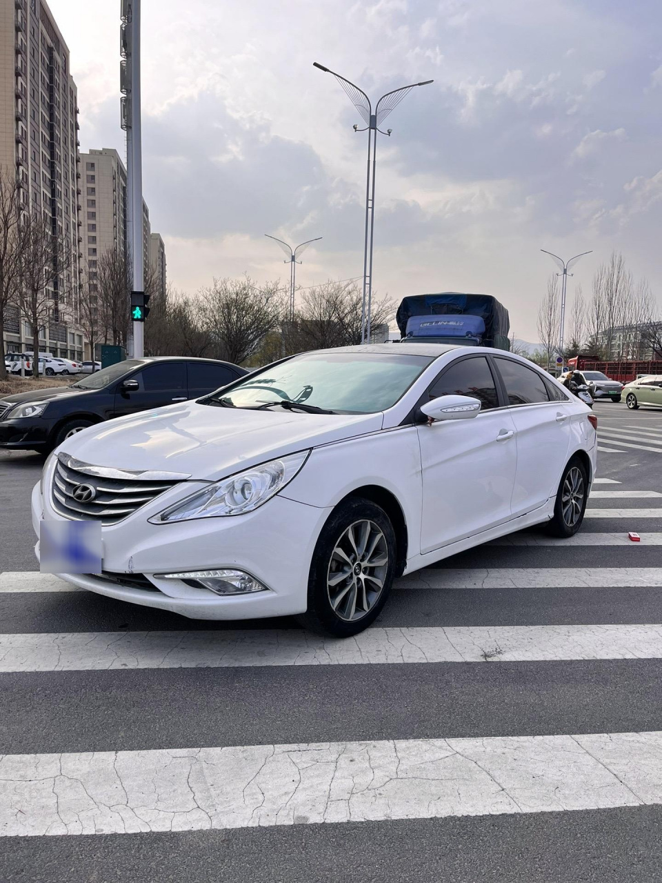 近14现代索纳塔八代最好看的流线型轿车,好看的白色,自动挡,开着新车