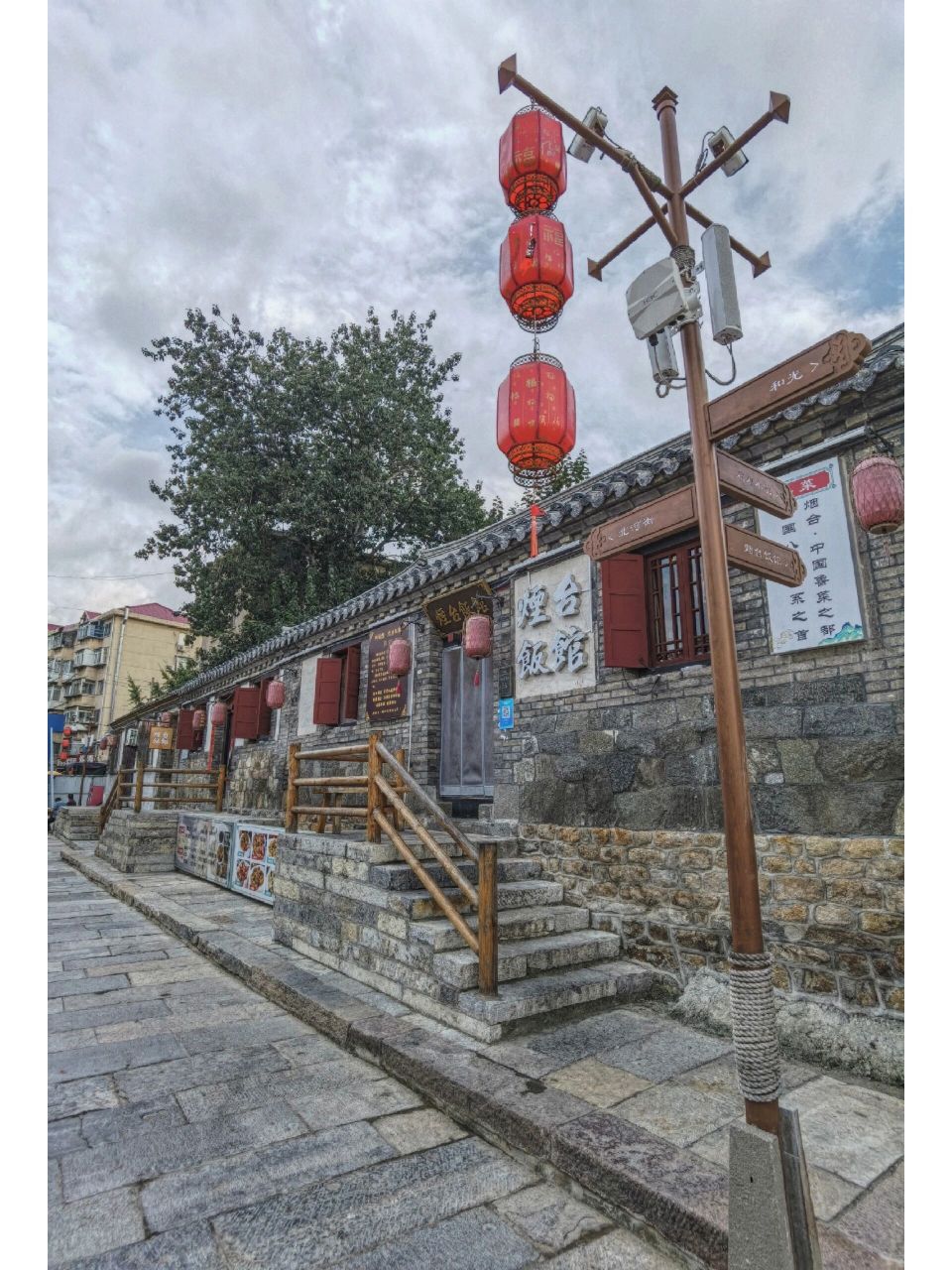 烟台所城里老街是一条有300多年历史的古老街道,全长约800米.