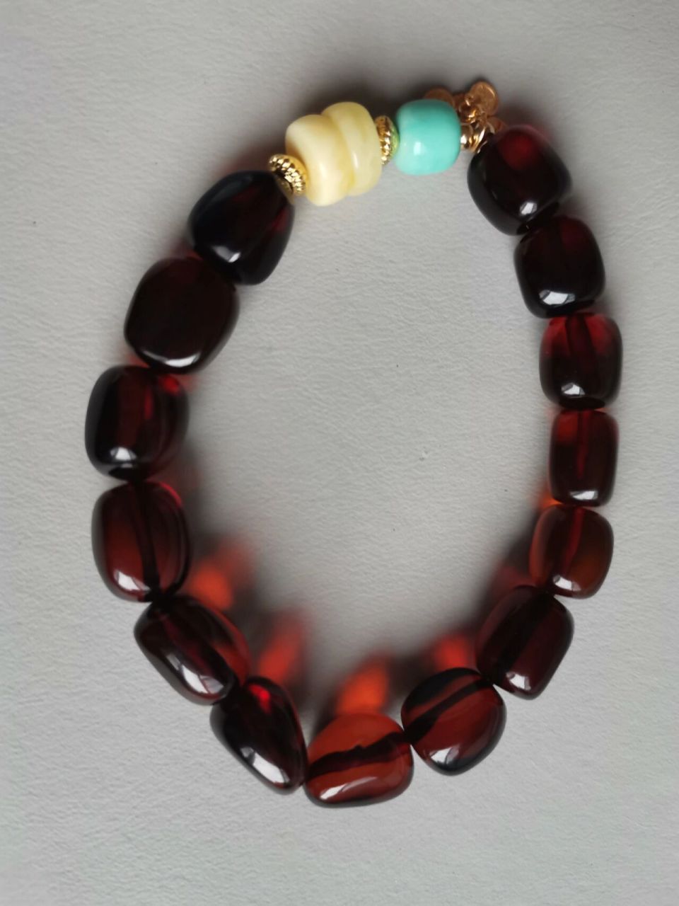 血珀手串 血珀,蜜蜡隔片,梦松,配上老金平安喜乐的小滴溜,简简单单