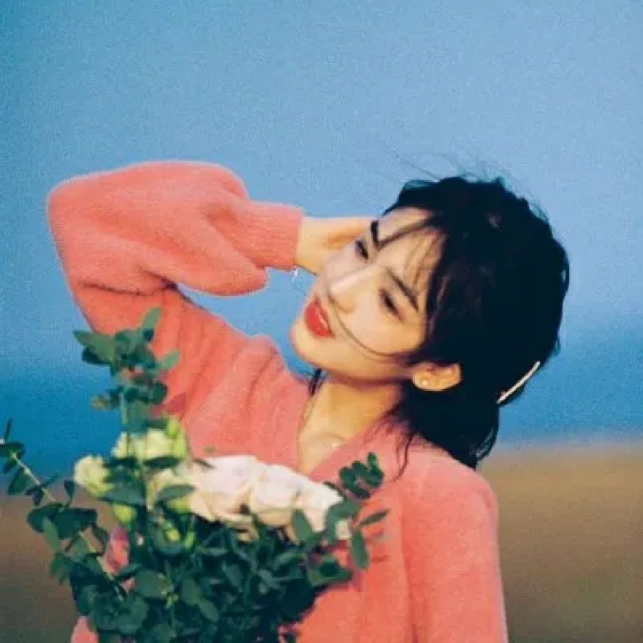 捧花女生头像||女头像分享 可爱头像 捧花头像 副驾驶的男生 抱着花