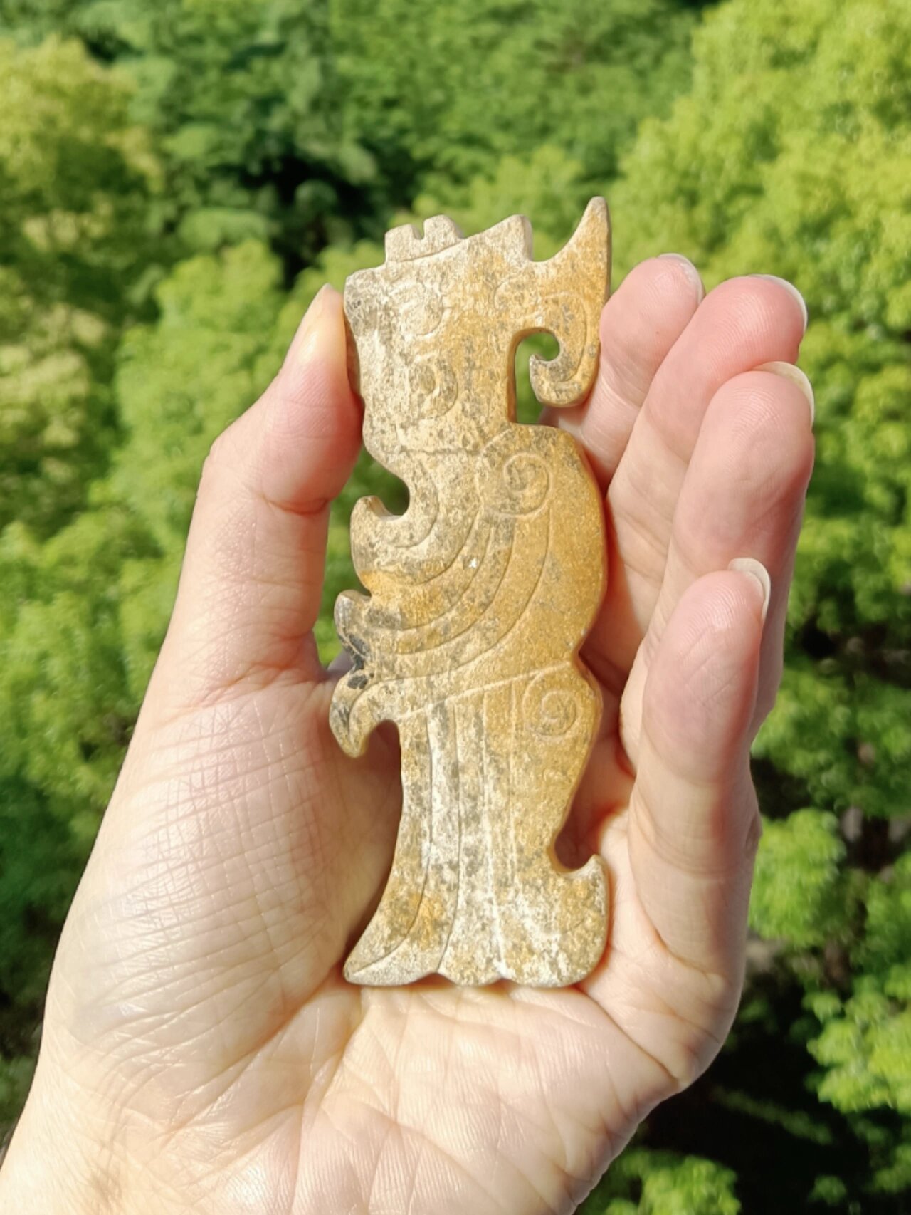 鸡骨白古玉 很多古玉的一生,象世间万物一样,有一个循环,经历了从璞石