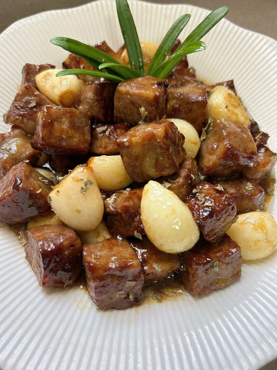 牛肉粒这样做太好吃啦!我妈的拿手菜! 蒜香牛肉粒吃起来香嫩爽口,还会