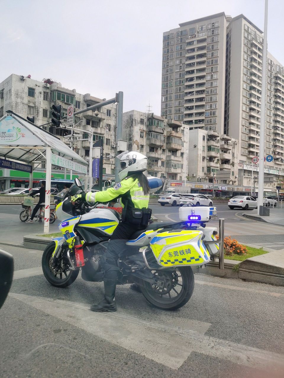 交警铁骑装备图片