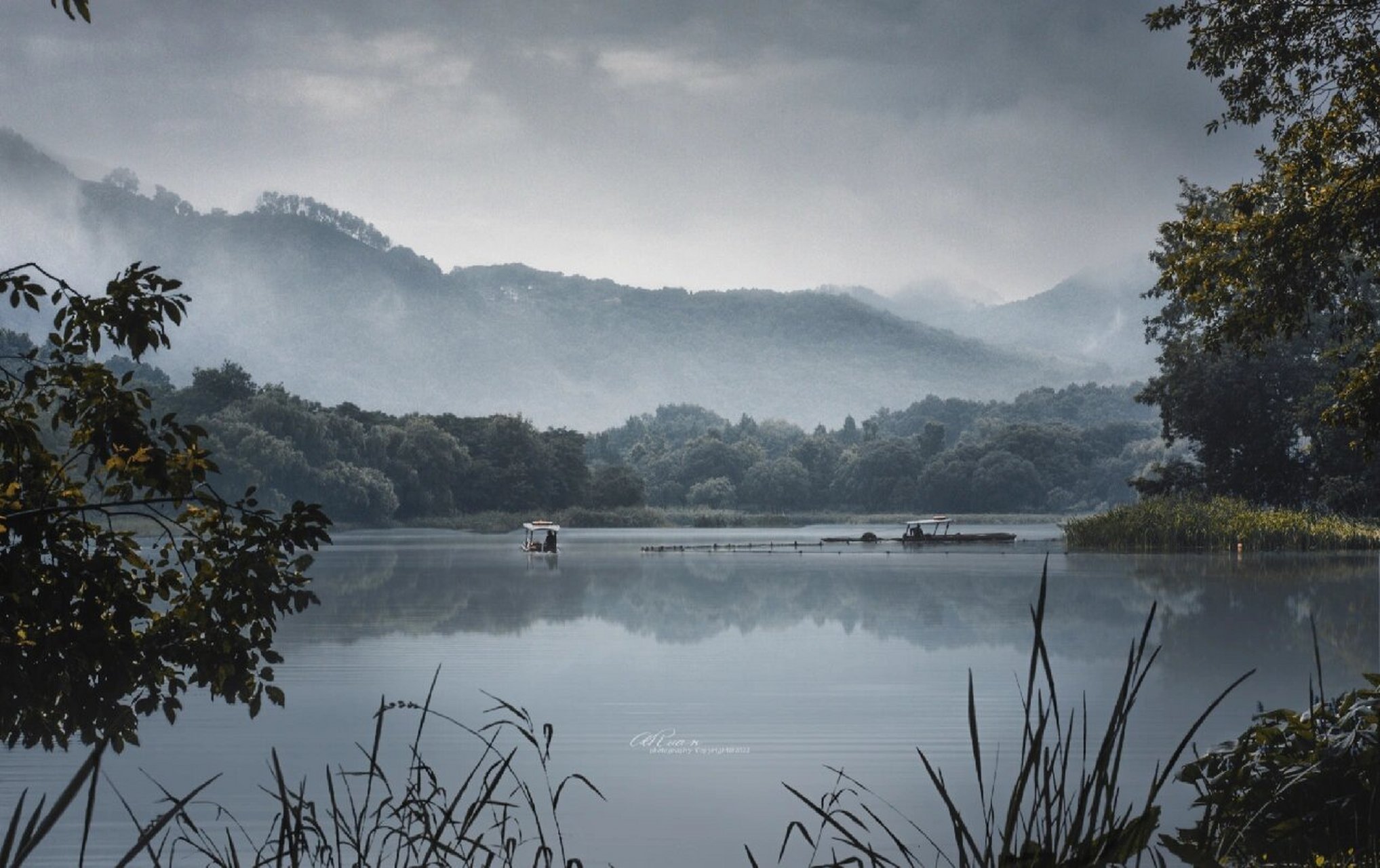 烟雨中的西湖|摄影 烟雨江南,雨后西湖,小船翠柳,烟波荡漾,犹如一幅