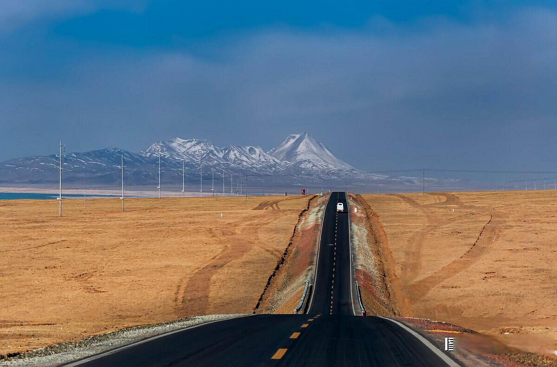 蓬措位于西藏那曲班戈县,就在317国道旁的北边,湖面海拔4500米左右