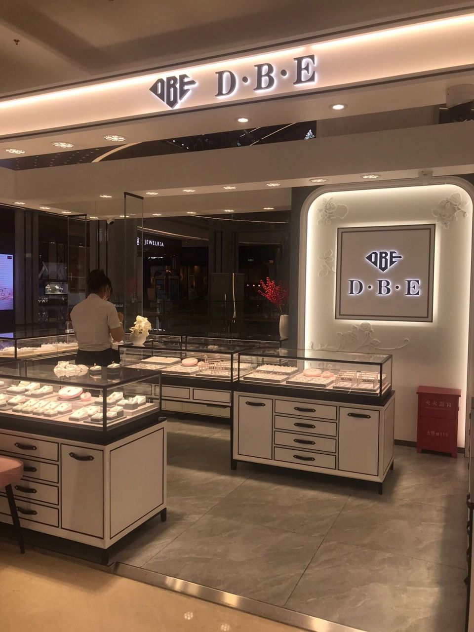 dbe珠宝品牌 今天又和闺蜜一起来锡东八佰伴逛街来了,又看到这个品牌