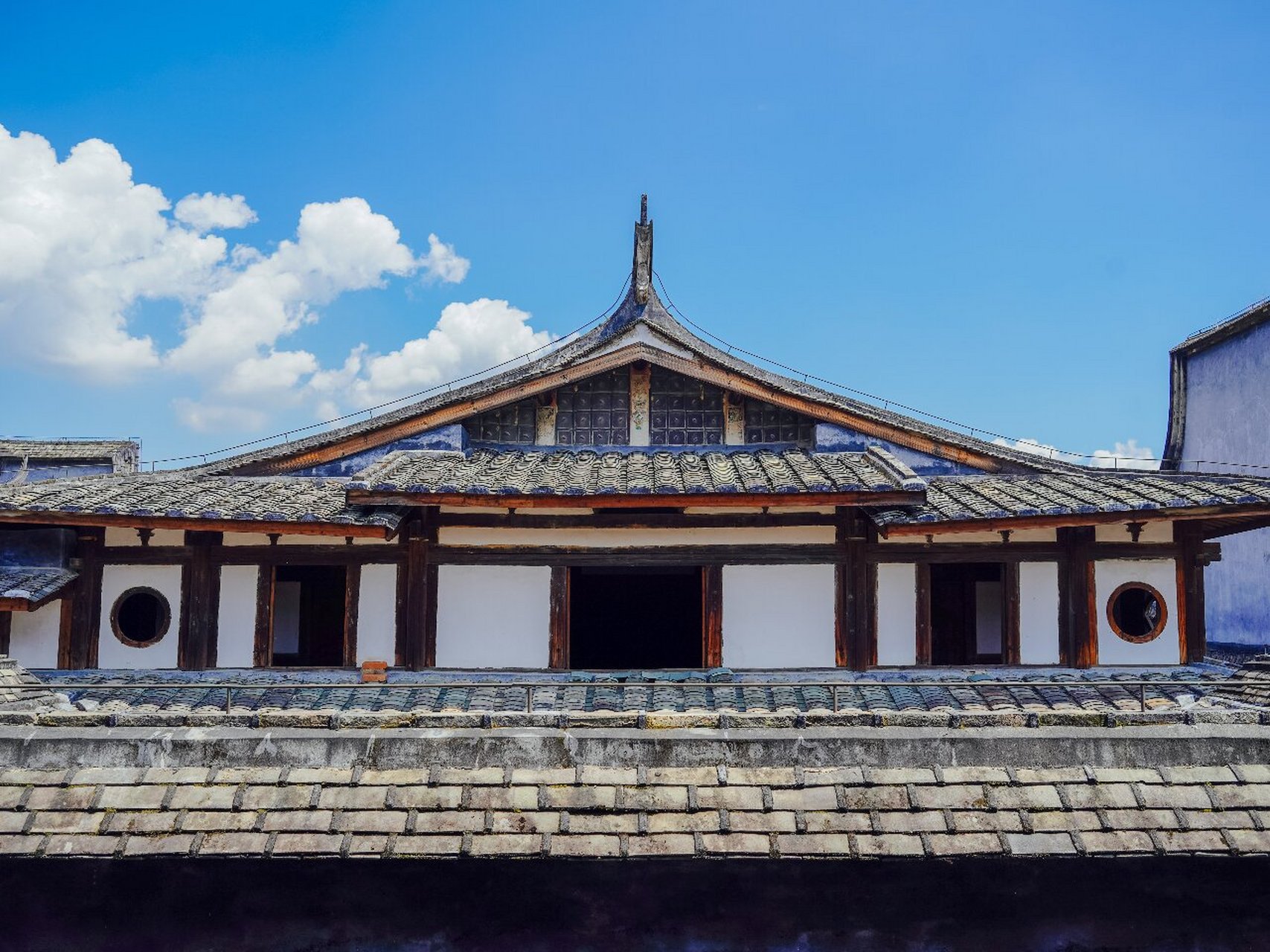 在福建省闽清县坂东镇新壶村,有一座规模庞大的古民居——宏琳厝(俗称