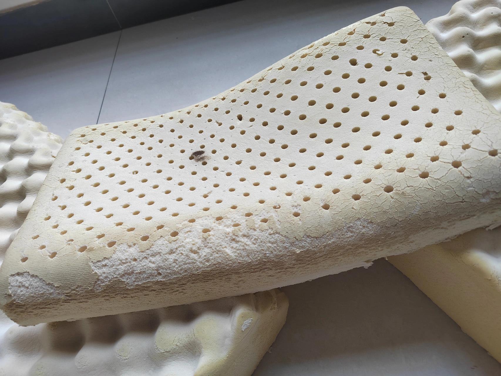 使用时间都不超过四年,看品质几乎都是合成乳胶枕头 掉粉掉渣这么严重