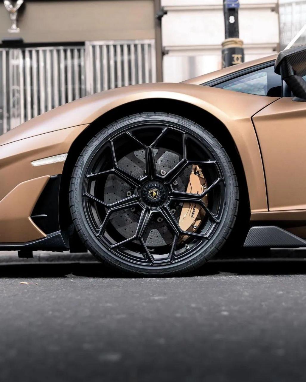 兰博基尼aventador svj作为兰博基尼的顶级赛道版限量车型,全球限量