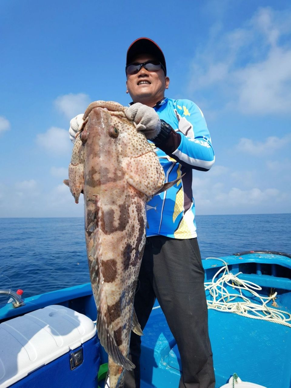 深圳海钓 石斑:每年的6-10月为垂钓的最好时期 石斑鱼的特性,习性: 1