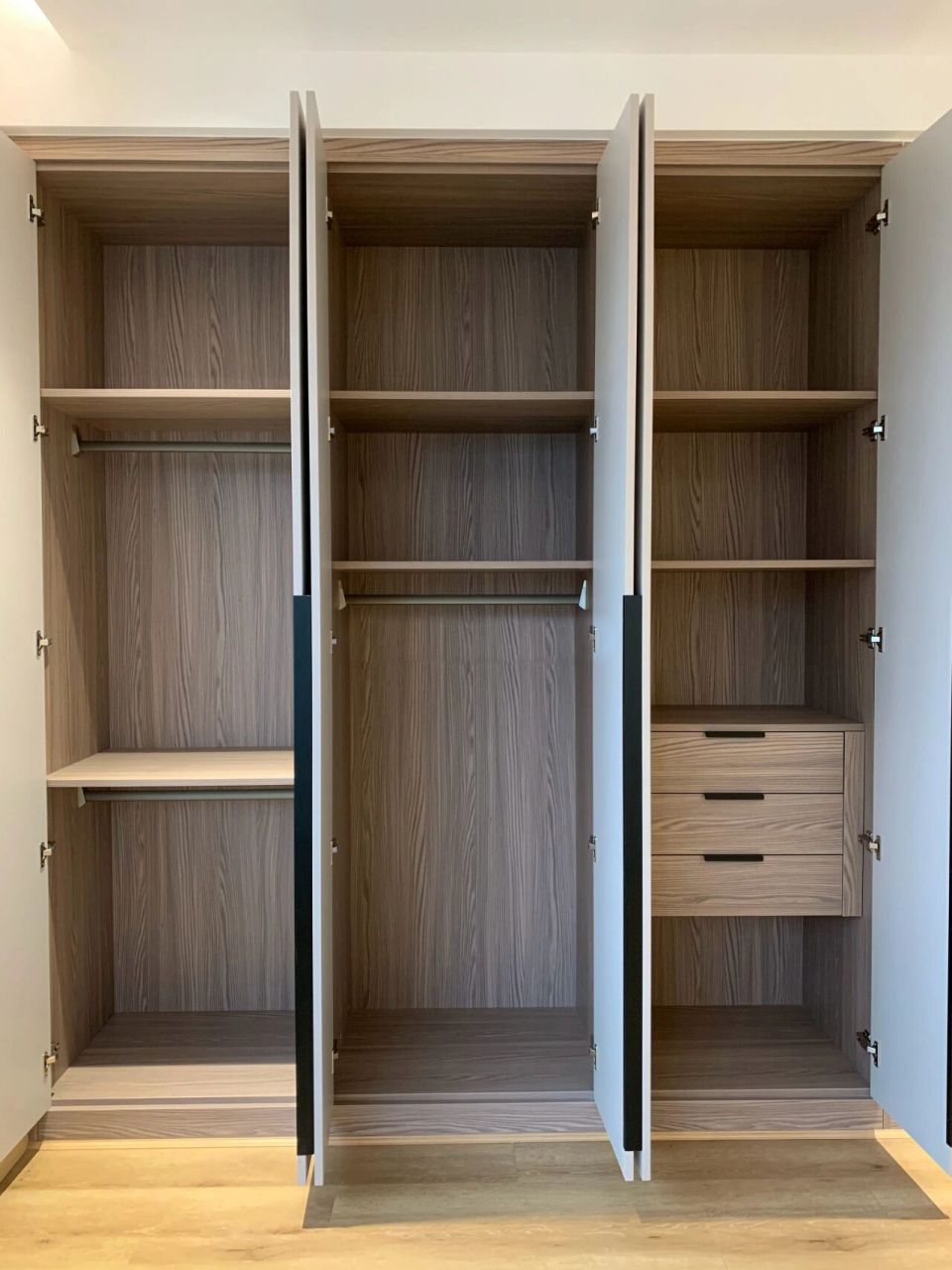 郑州全屋定制|子午灰搭配木纹色柜体6015 灰色一门到顶衣柜真香