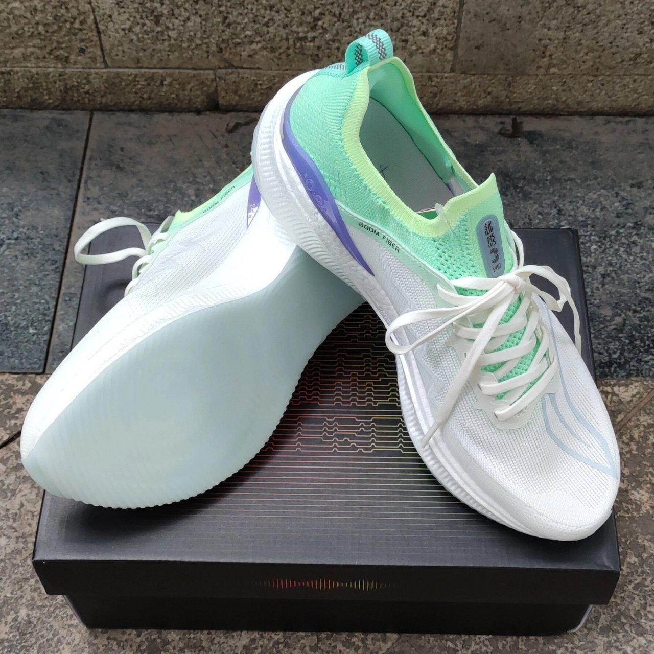 李宁越影3 pro 整个矩阵中承担顶级缓震保护的角色.