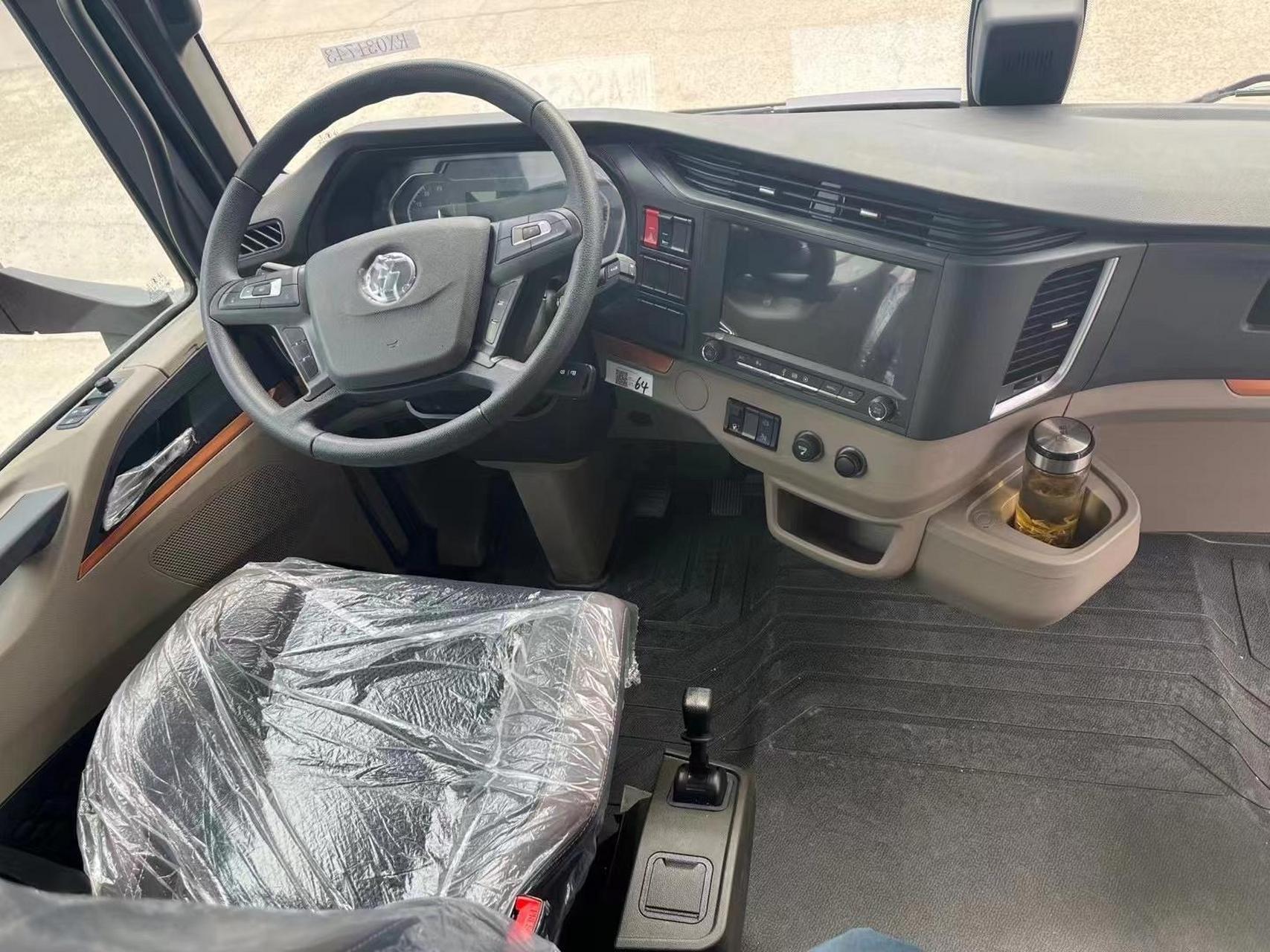 载货车 陕汽德龙m6000载货车已到货,旗舰版,纯平地板,轿车化内饰!