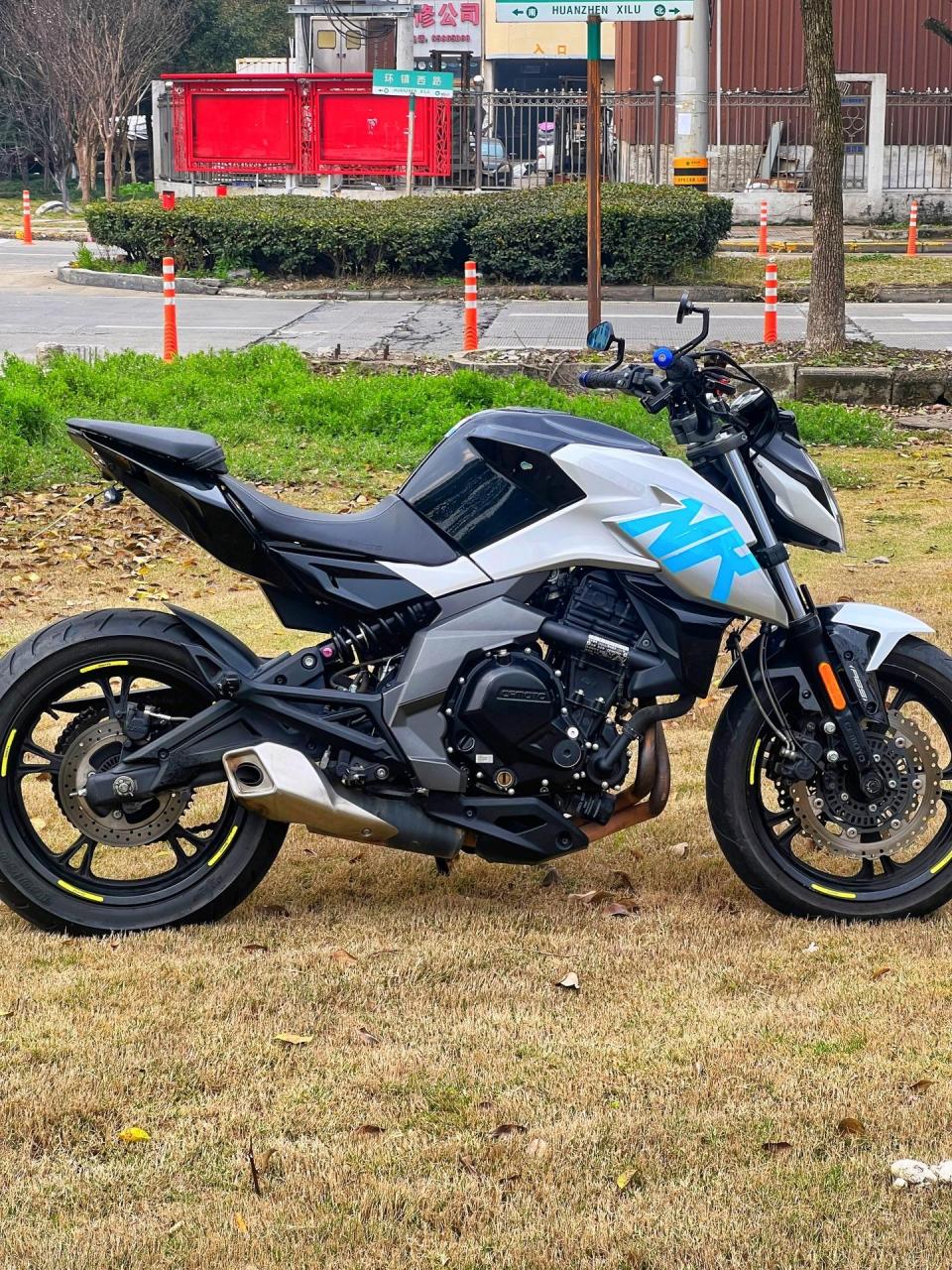 春风400nk摩托车21年的车 行驶3500公里 车况完美 成色新 没有任何