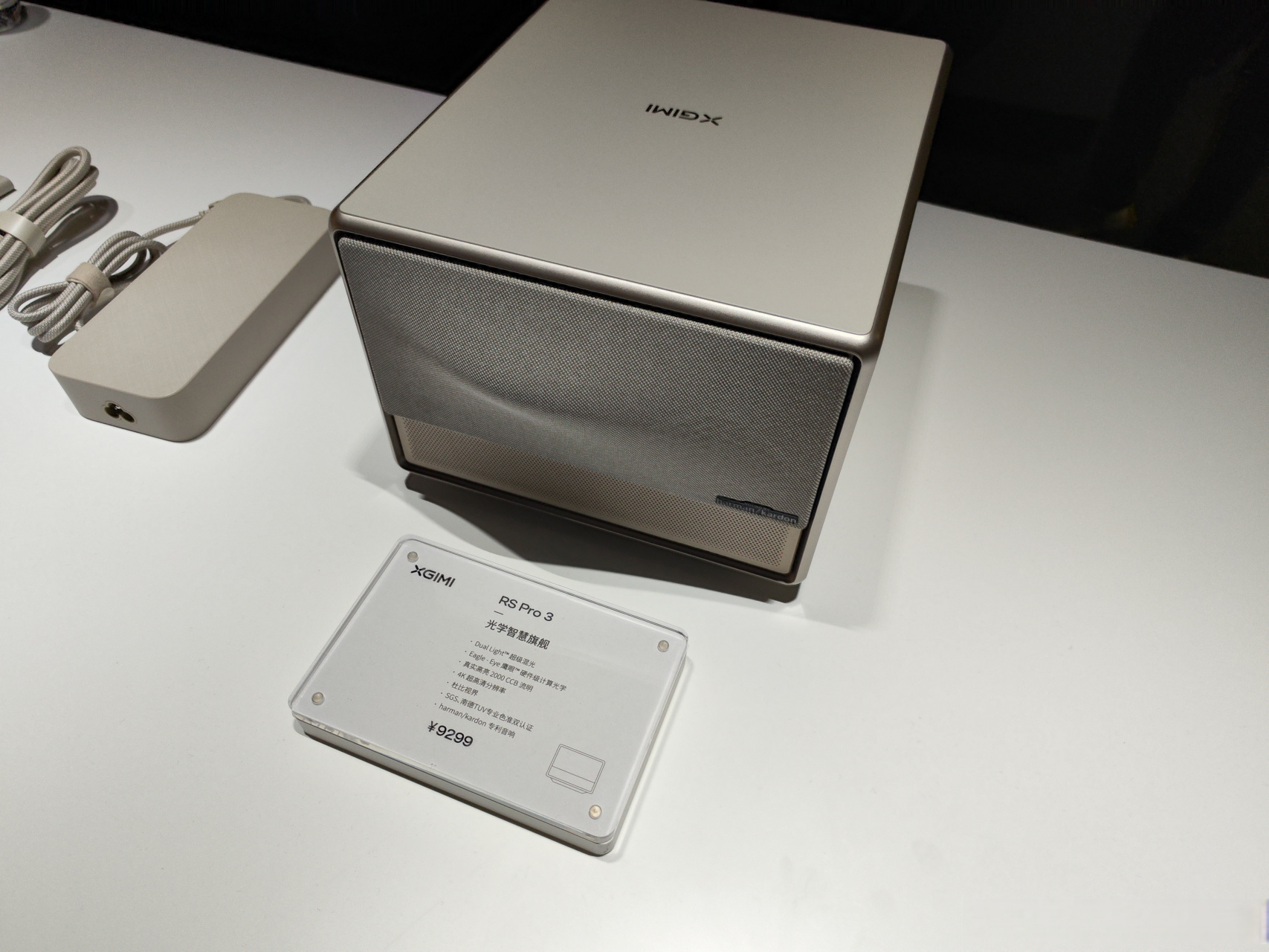 极米rs pro3现场真机,和二代尺寸接近,质感很好