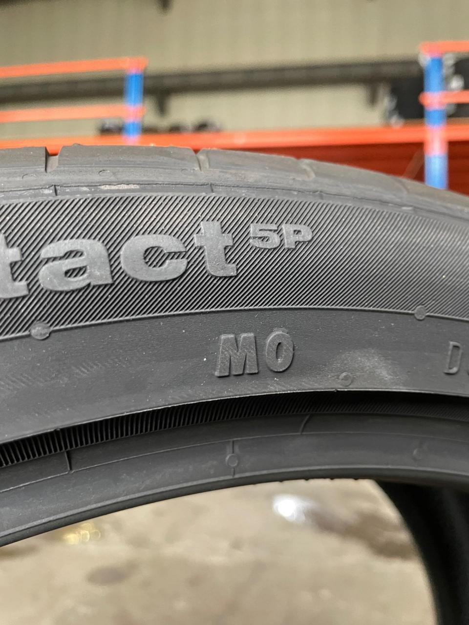 奔驰轮胎侧面带有"mo"标识即为奔驰出厂原配轮胎,"moe"为防爆胎,这里