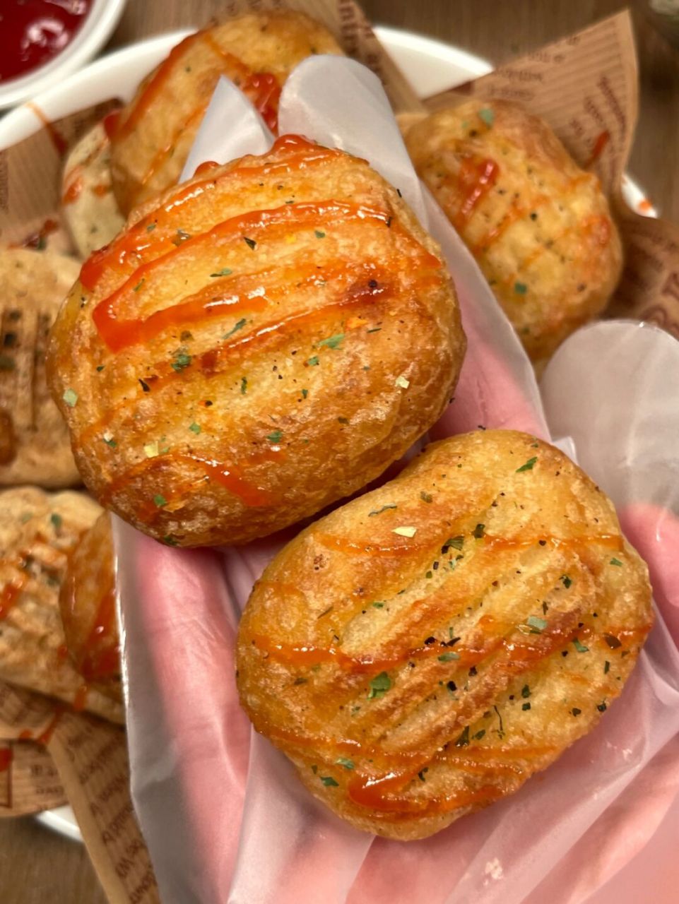 只要两个土豆就能做出好吃的脆脆薯饼 然后蘸着番茄蜂蜜芥末酱,一口一