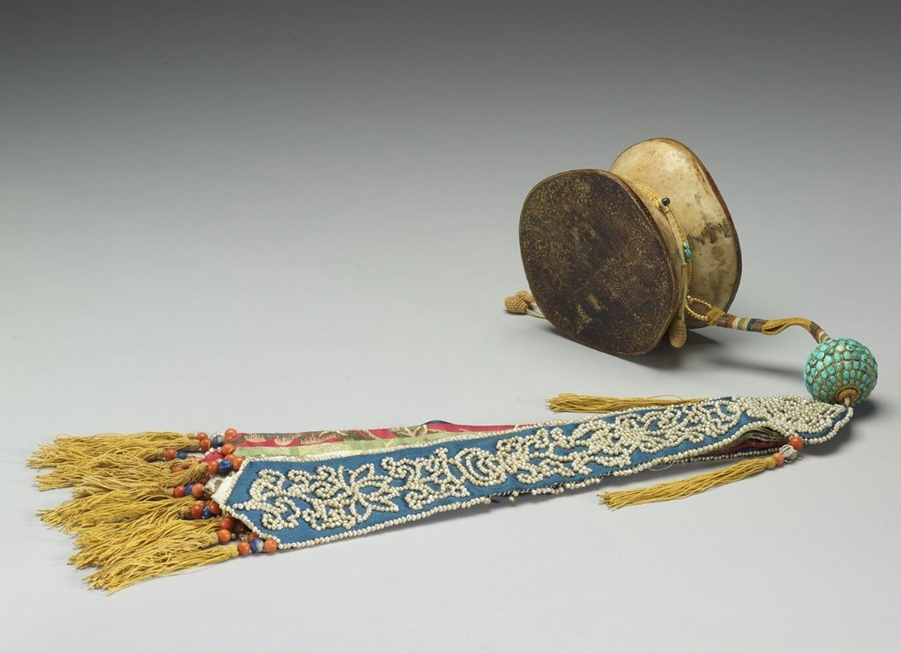 人头盖骨制成的法器-扎嘛噜手鼓 台北故宫博物院藏,西藏  以两个头盖