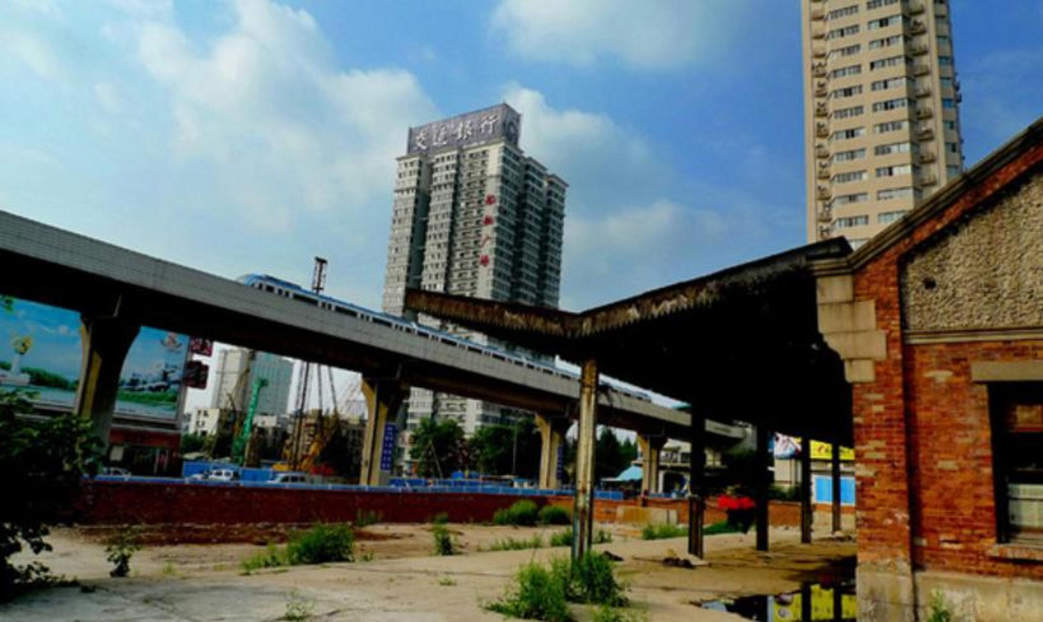 第一张武汉循礼门火车站80年代的样貌,车站旁垃圾遍地,破败潦倒;第二