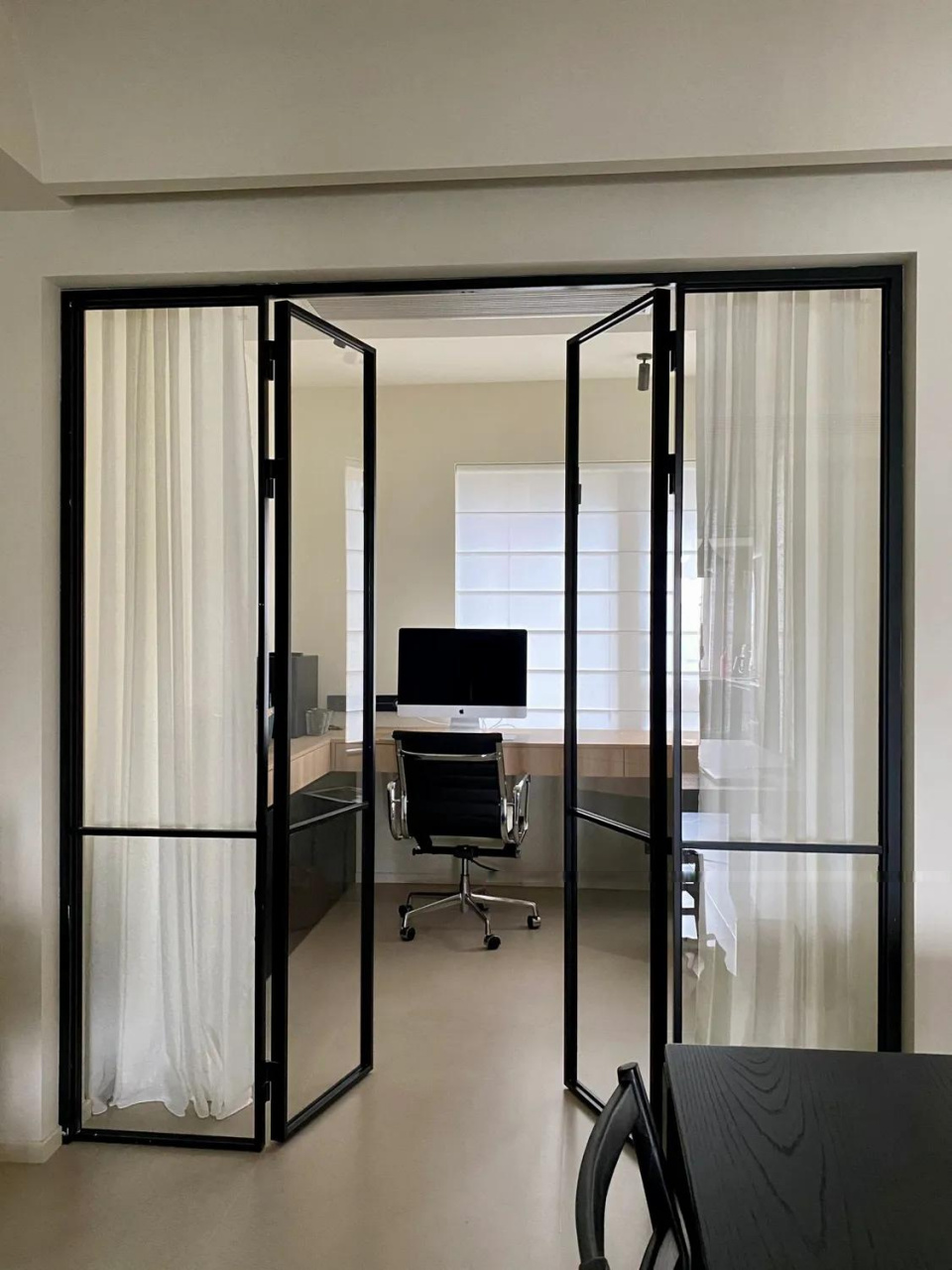 玻璃门是4扇玻璃的设计 左右的两扇固定 中间是双开门  可以完全080