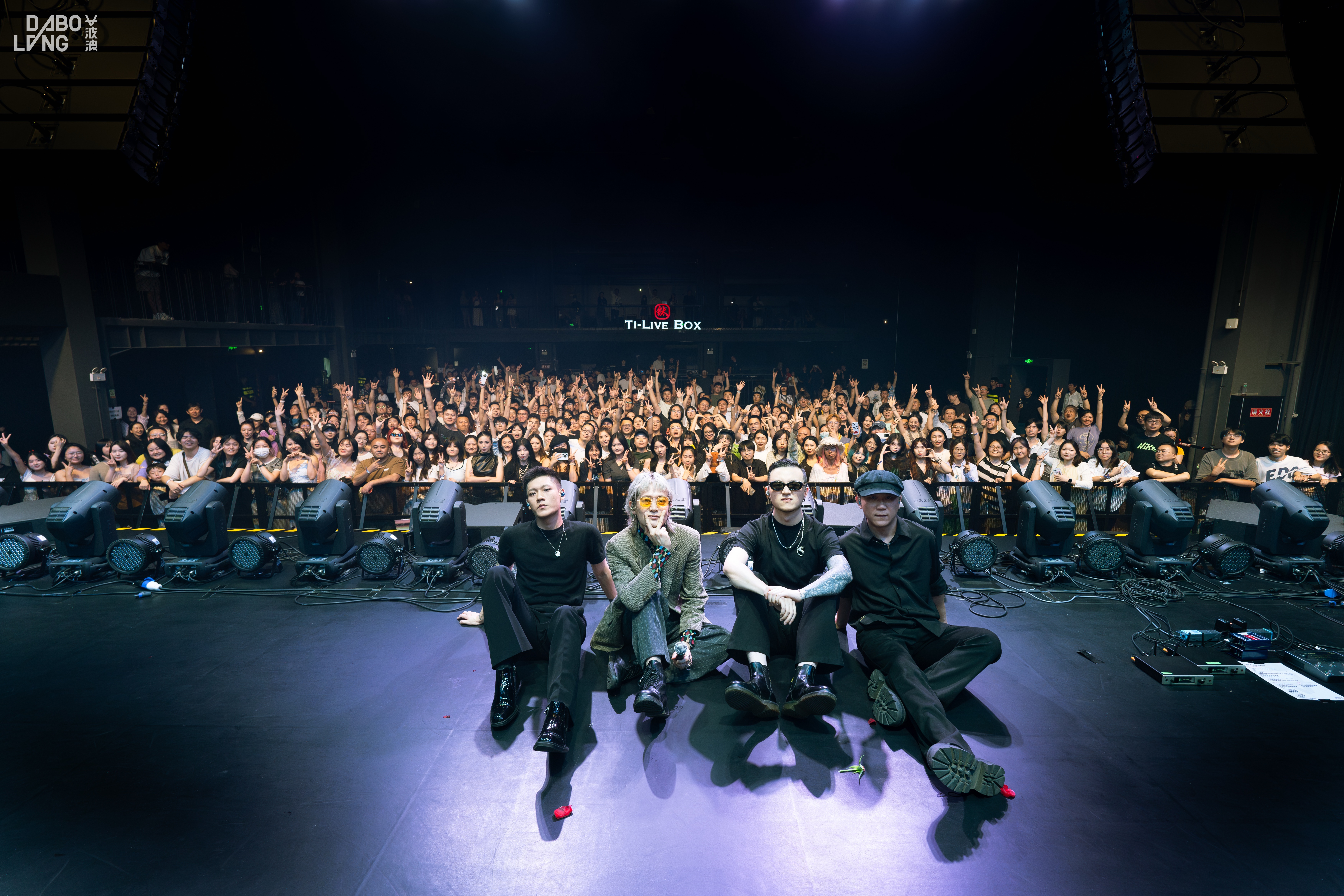 先分享大合影,其他的明天发 #有音乐的夏天#大波浪乐队超话