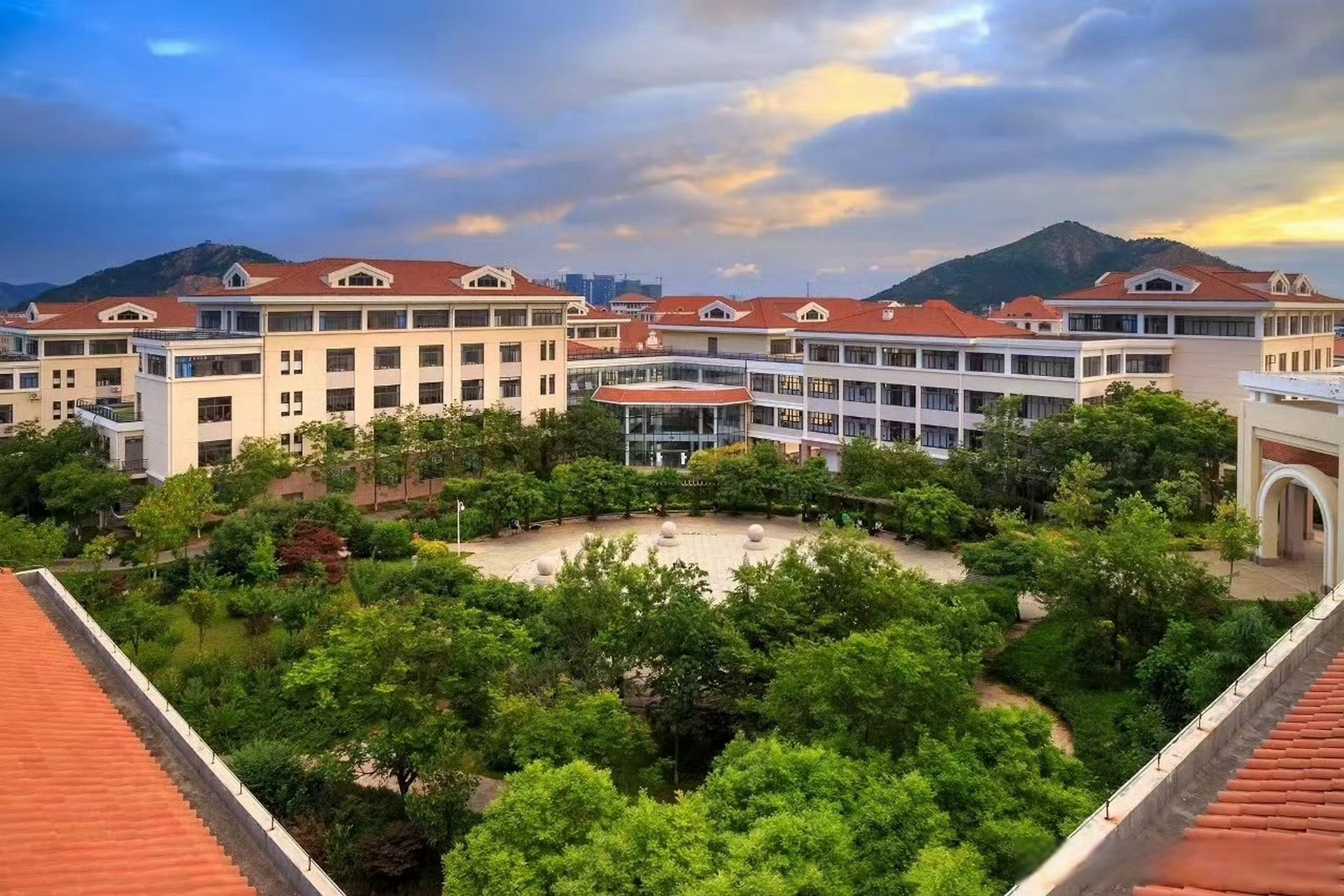 中国海洋大学99周年校庆# 碧波环绕校园绿 梧桐参天誓不移 水涵百川