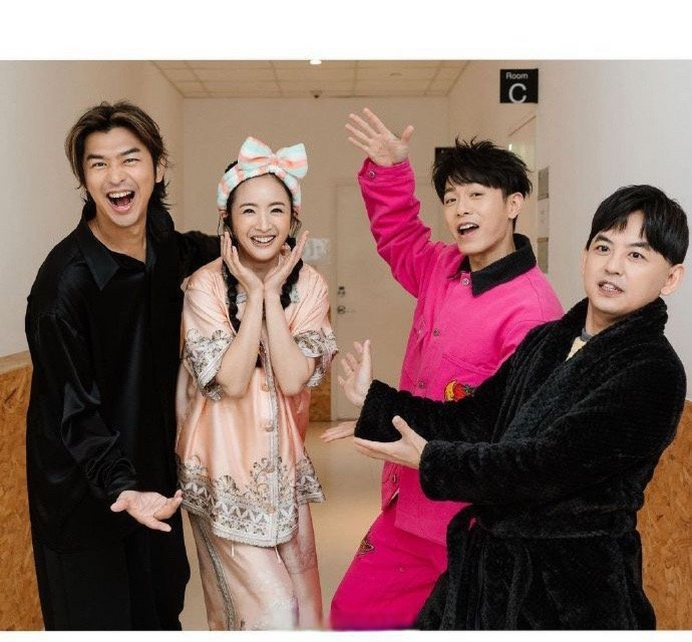 林依晨陈柏霖合照#陈柏霖林依晨两人一起拍了合照,真的好爱程又歉跟