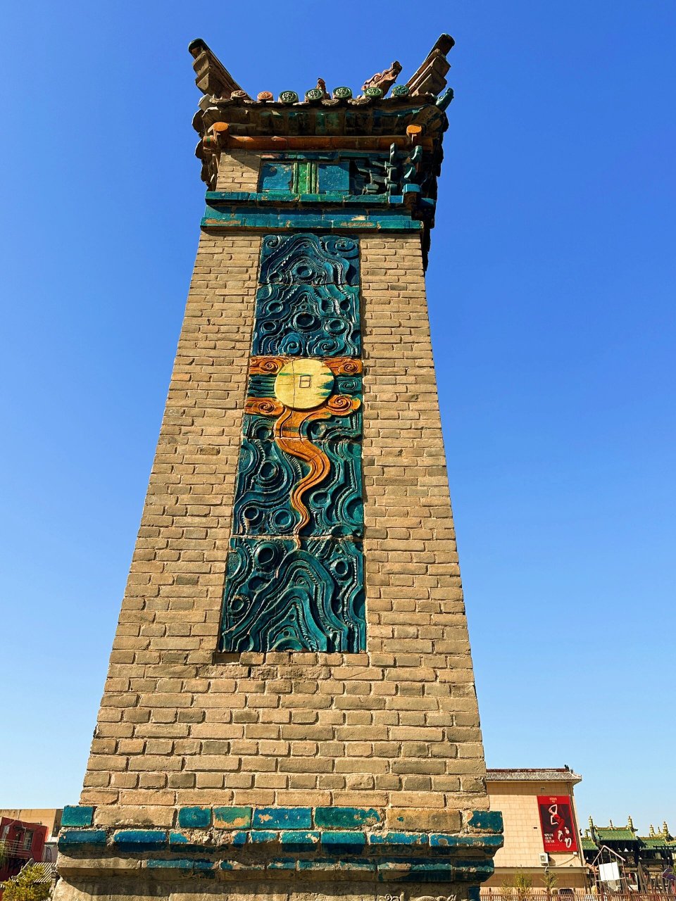 大同九龙壁这样看(距今600多年) 大同九龙壁位于山西省大同市内东街