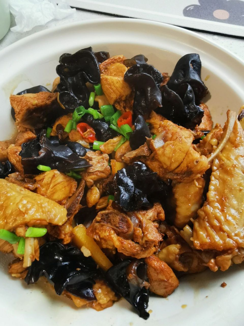 红烧鸡块木耳超详细教程 ①鸡块浸泡血水,准备好葱姜蒜小米辣 ②鸡块