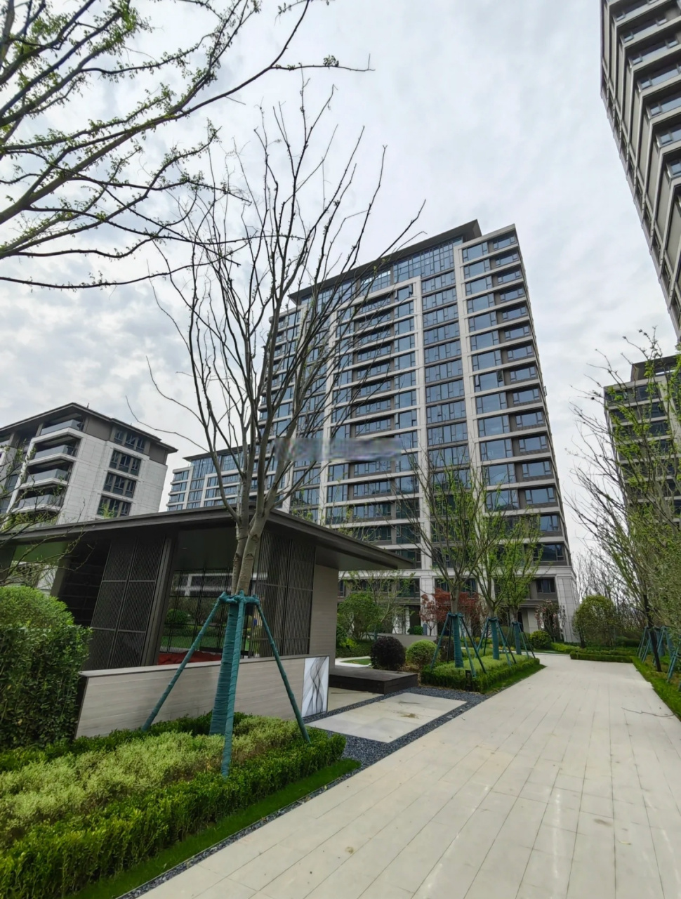 网友实拍,包河区的滨投&蓝城滨河湾小区实景,小区首批交付的楼栋预计